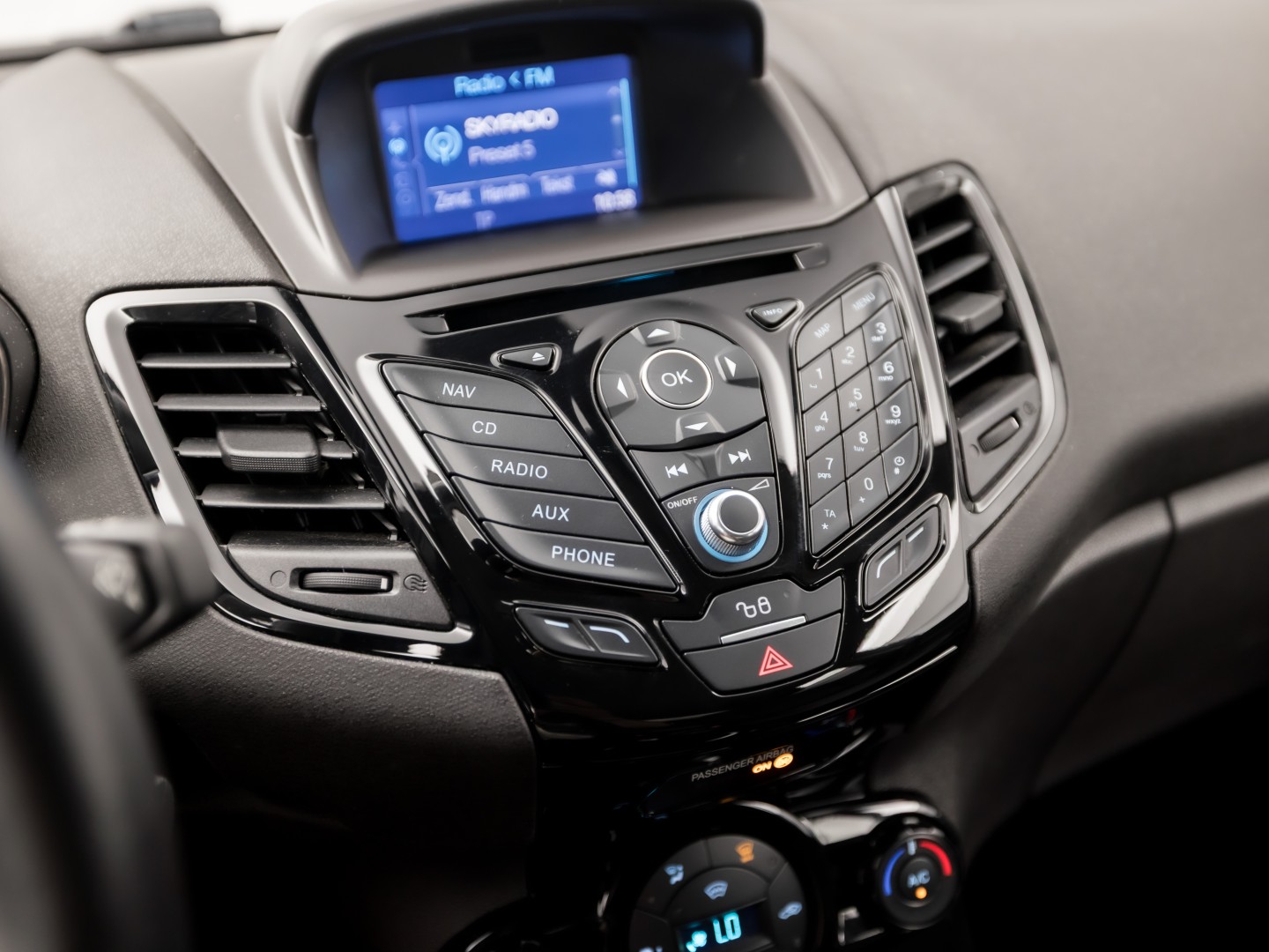 Ford Fiesta 1.0 EcoBoost Titanium Sport 101Pk (NAVIGATIE, 1e EIGENAAR, CLIMATE, STOELVERWARMING, SPORTSTOELEN, GETINT GLAS, CRUISE, PARKEERSENSOREN, TREKHAAK, LM VELGEN, NIEUWSTAAT)