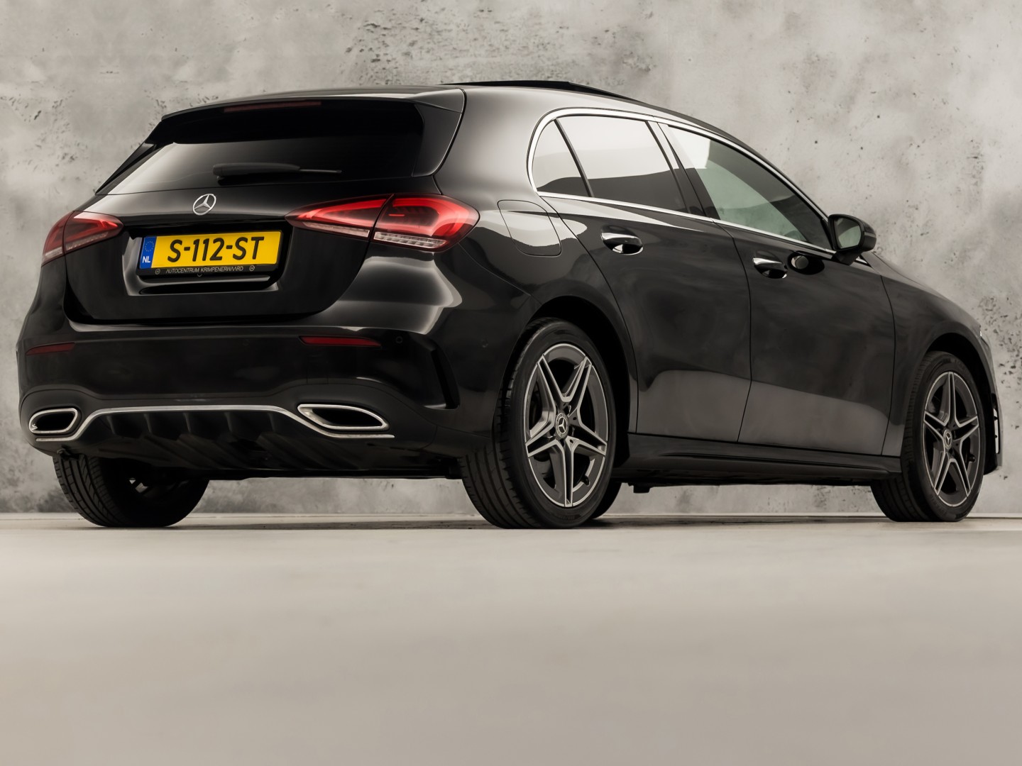 Mercedes-Benz A-Klasse 250 e AMG Sport 218Pk Automaat (PANORAMADAK, GROOT NAVI, SFEERVERLICHTING, CAMERA, GETINT GLAS, SPORTSTOELEN, LEDER/ALCANTARA, STOELVERWARMING, NIEUWSTAAT)