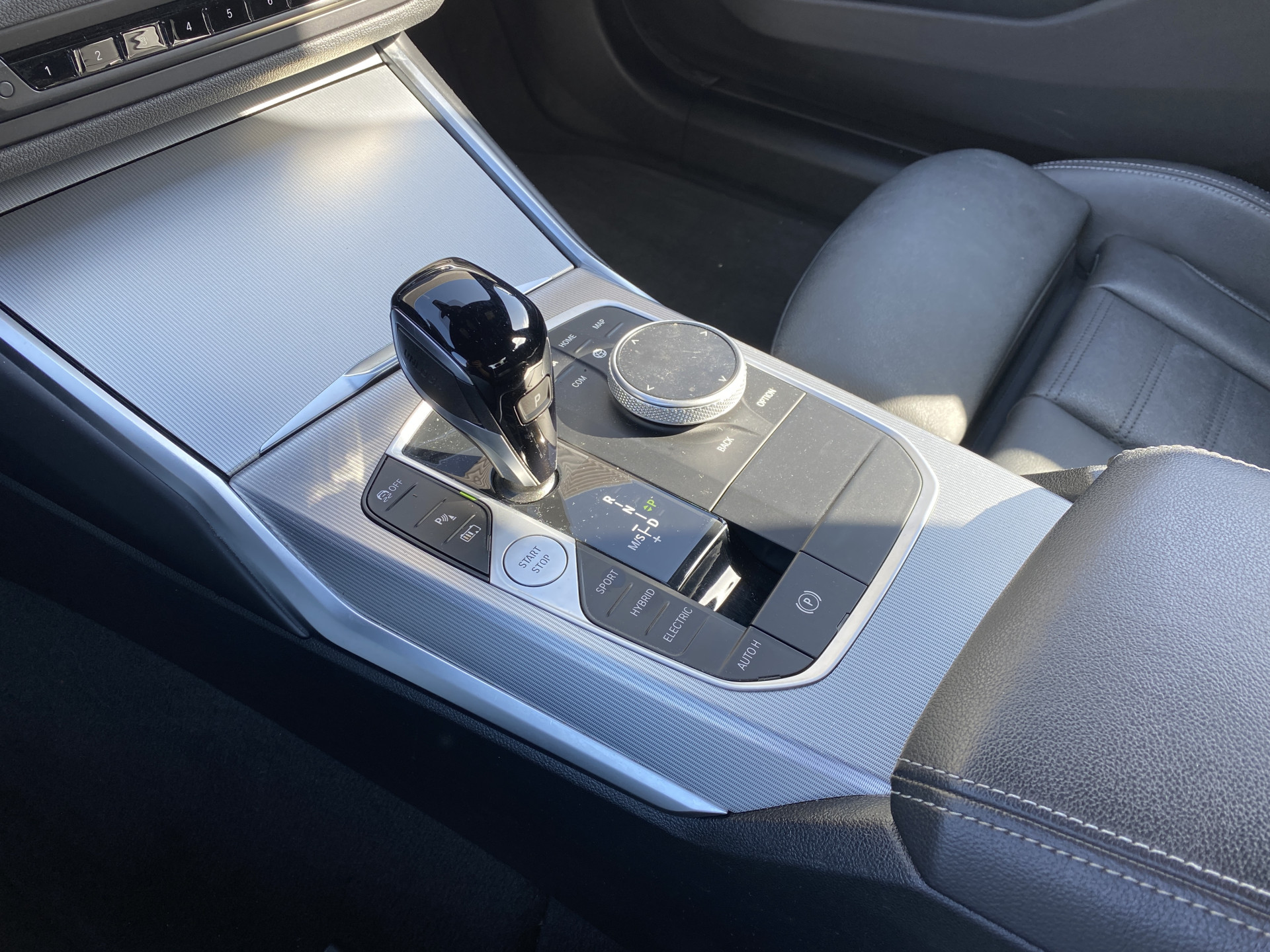 BMW 3-serie 330e High Executive M-Sport | 1e eigenaar | dealer onderh. | schuifdak | leder sportstoelen | camera | BTW auto