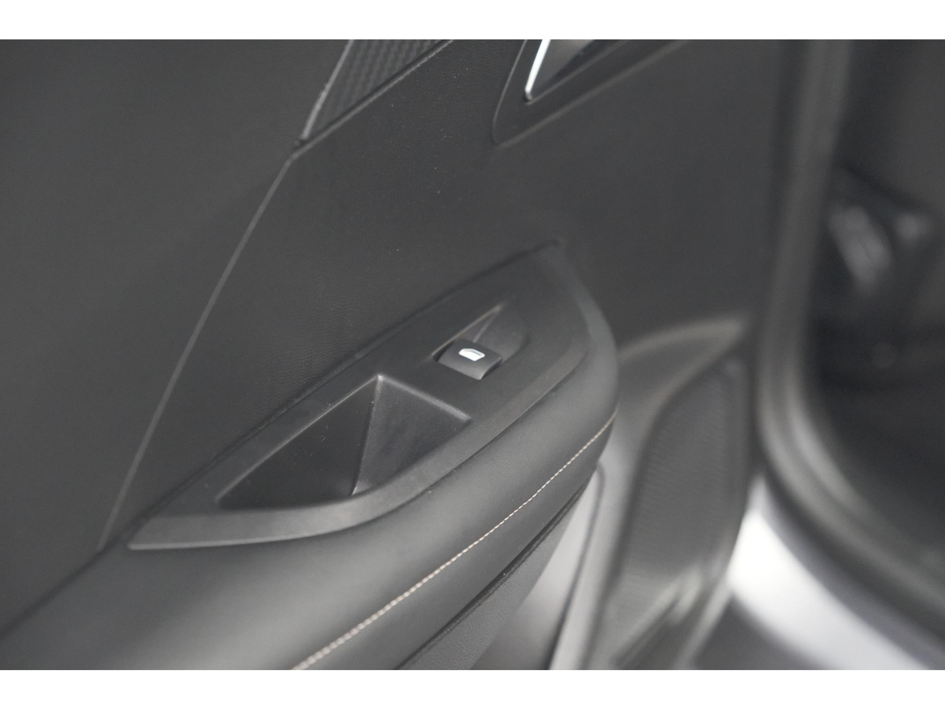 Peugeot 2008 Hybrid 136 e-DCS6 Allure | 360 Camera | Adaptieve Cruise Control | Dodehoekdetectie | Navigatie