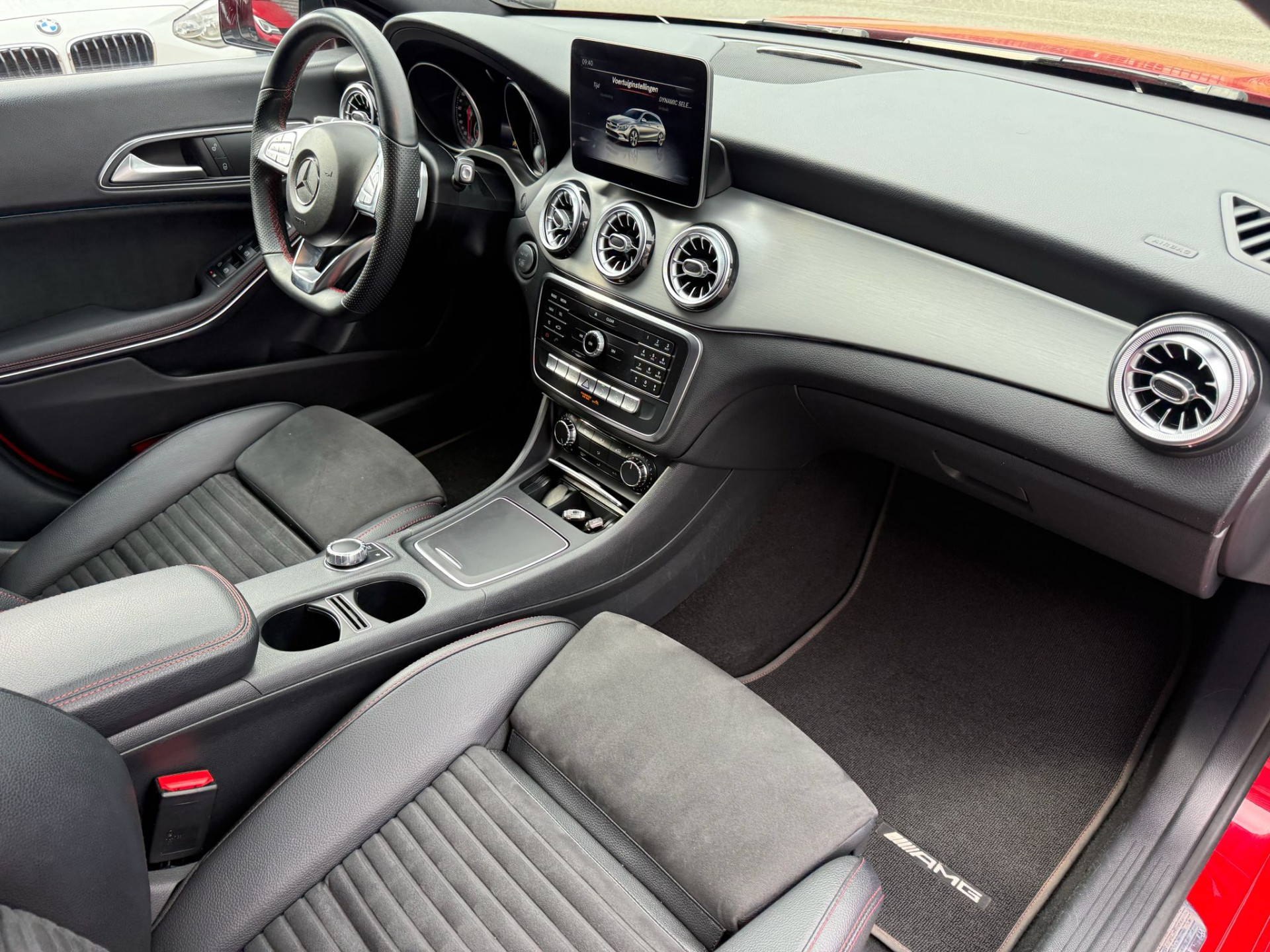 Mercedes-Benz CLA-klasse Shooting Brake 180 | 3/6/12MND GARANTIE| NAVI | PANO DAK | NAVI | CAMERA |