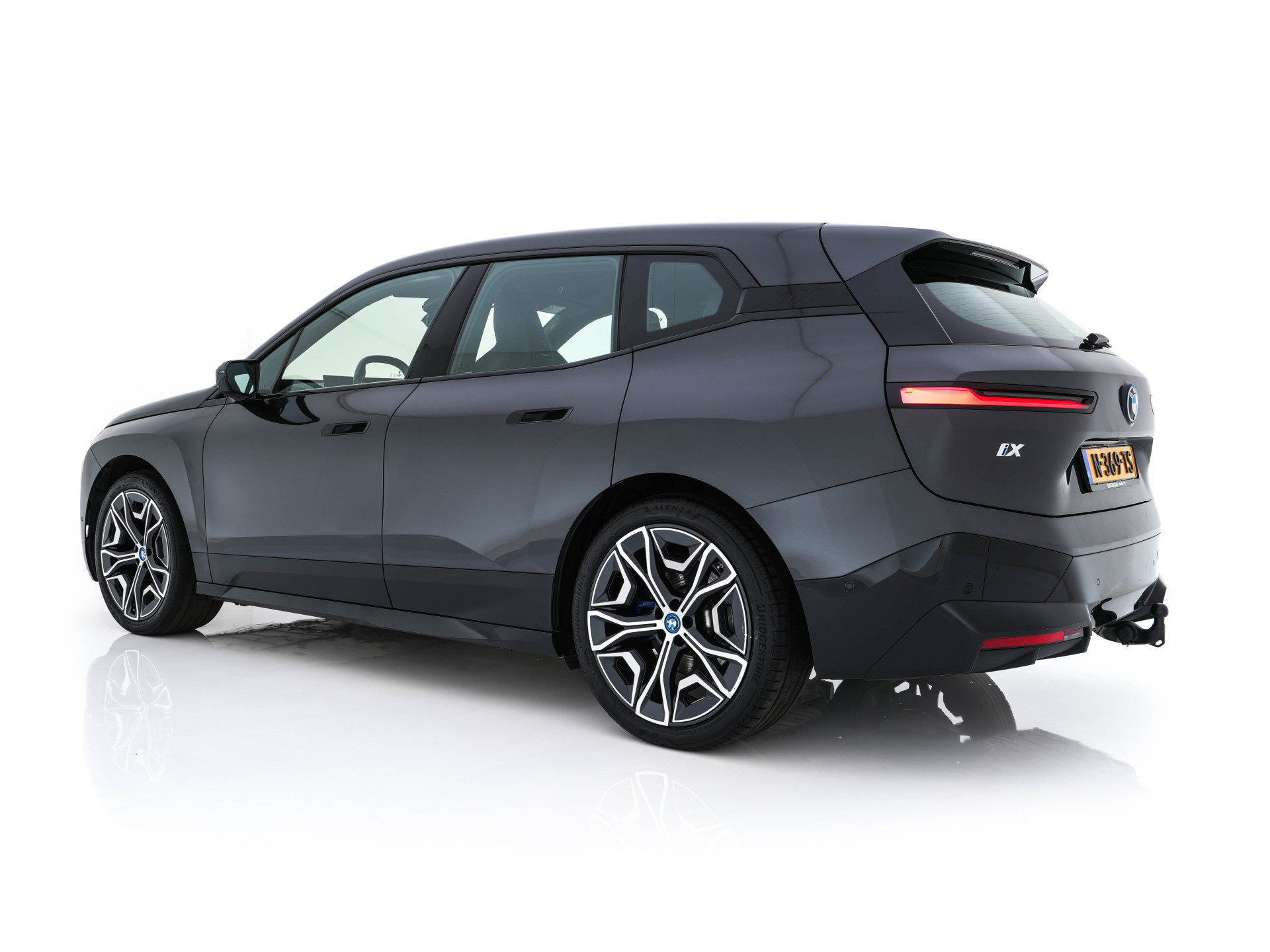 BMW iX xDrive40 High Executive 77 kWh ( 3-Fase ) {SOH-100%} (INCL-BTW) Aut. *PANO | HEAD-UP | HARMAN/KARDON-SURROUND | SOFT-CLOSE | DAB+ | DIGI-COCKPIT | HEATED-COMFORTSEATS | FULL-LED | CARPLAY | TOWBAR | AMBIENT-LIGHT | TOPVIEW | MEMORY-PACK |