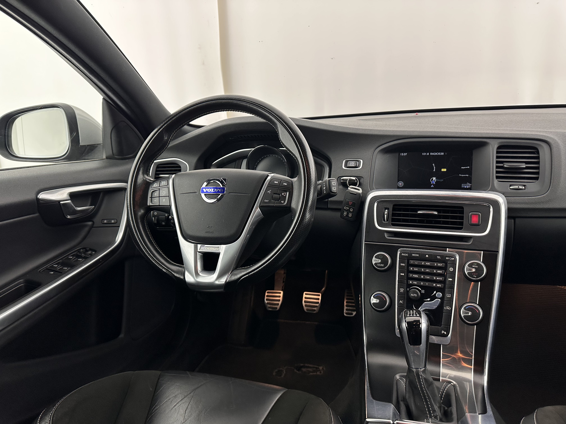 Volvo V60 2.0 D4 R-Design Business Aut *LEATHER-MICROFIBRE | XENON | NAVI-FULLMAP | ECC | PDC | CRUISE | 16''ALU*