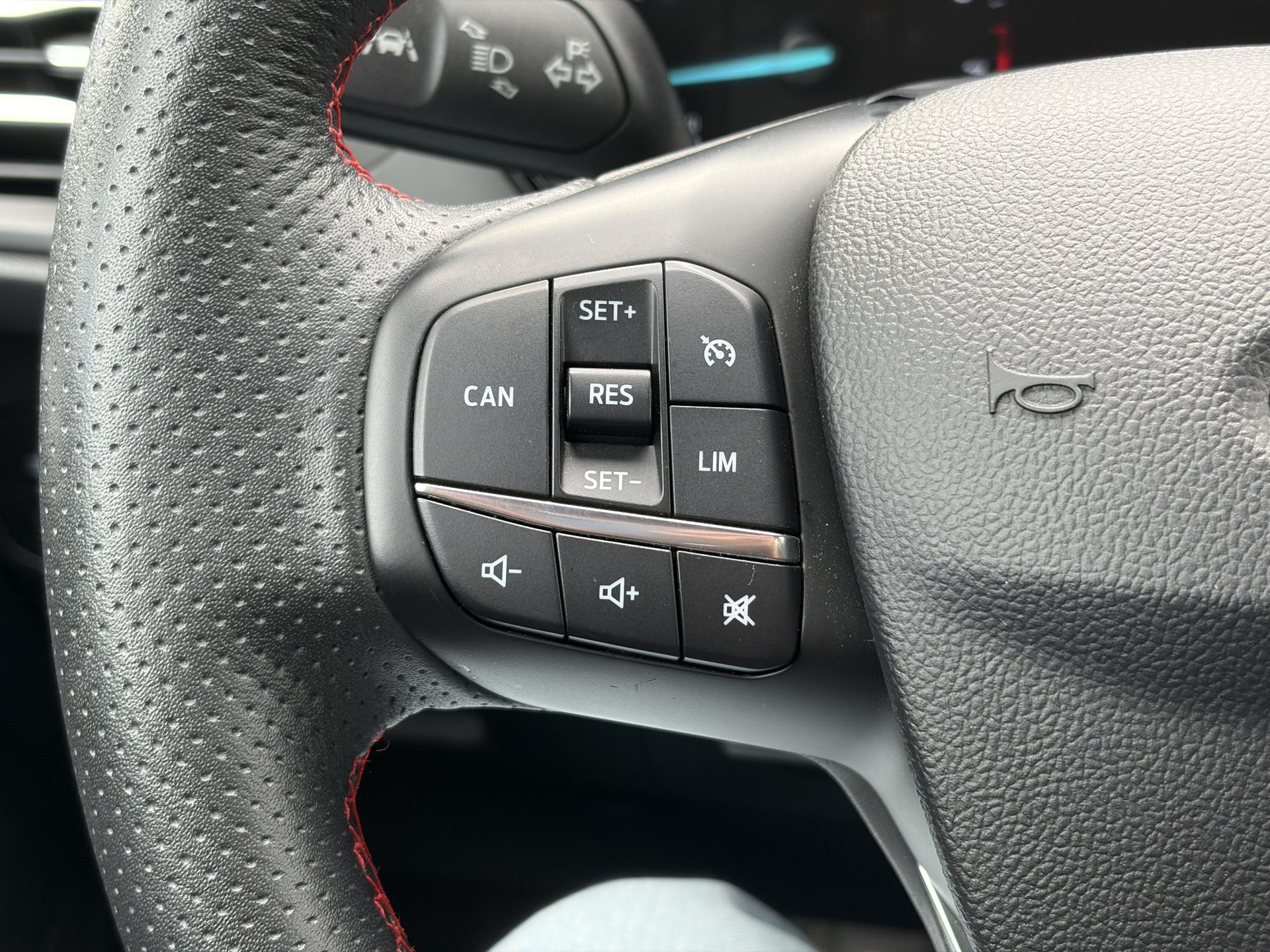 Ford Focus 1.0 EcoBoost ST Line Business 2e Eigenaar l Navi l Clima l Cruise l 125pk l Keyless l Pdc V+A l 18 '' Lmv  l N.A.P l Apk tot 02-2028