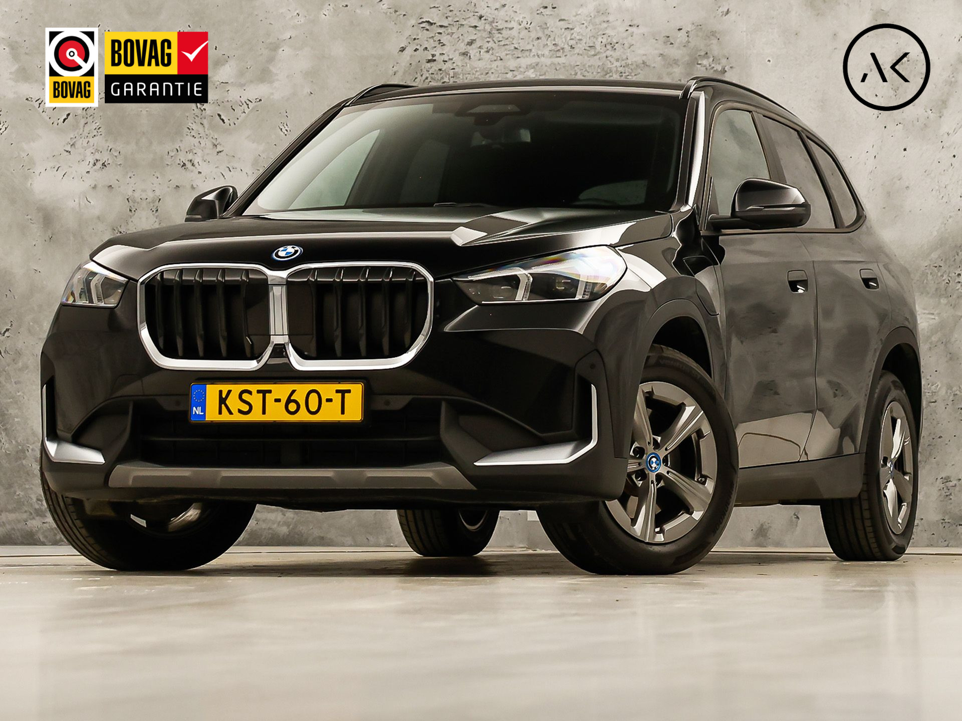 BMW X1 xDrive25e Sport Automaat 245Pk (APPLE CARPLAY, HEAD-UP DISPLAY, 360 CAMERA, GETINT GLAS, LEDER, STOELVERWARMING, ZWARTE HEMEL, NIEUWSTAAT)