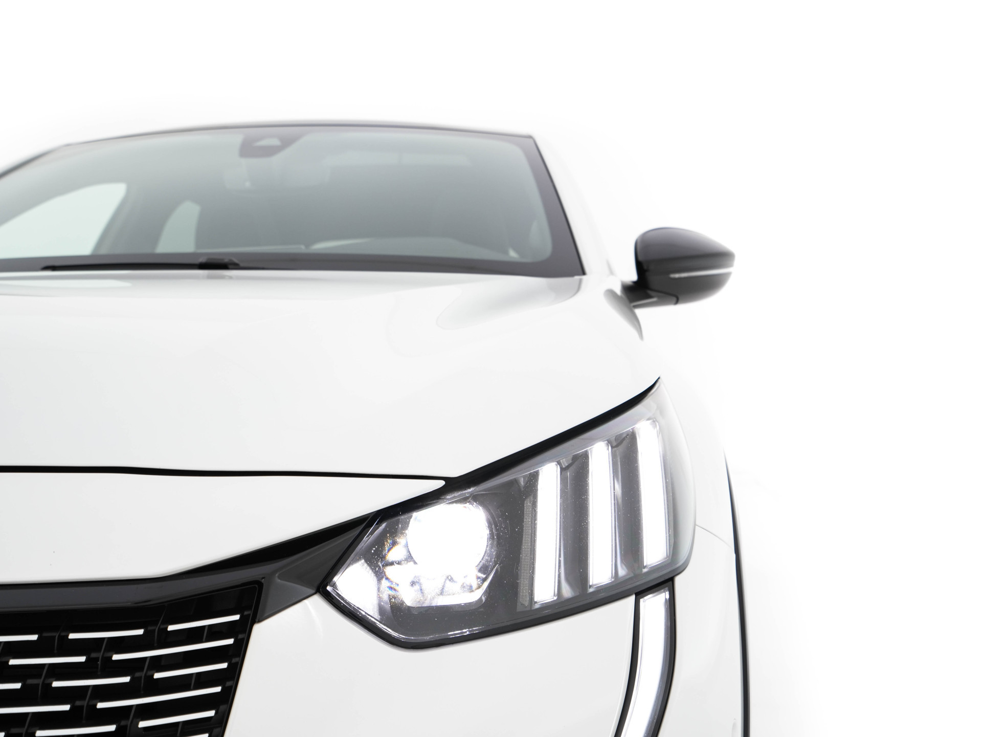 Peugeot e-208 EV GT Pack 50 kWh (3-Fase-11kW) {SOH-86%} (INCL-BTW) *HEATPUMP | PANO | FULL-LED | DIGI-COCKPIT | BLINDSPOT | CAMERA | LEATHER-ALCANTARA | AMBIENTLIGHT | NAVI-FULLMAP | LANE-ASSIST | KEYLESS | DAB | CCS-FASTLOADER | HEATED-SPORTSEATS