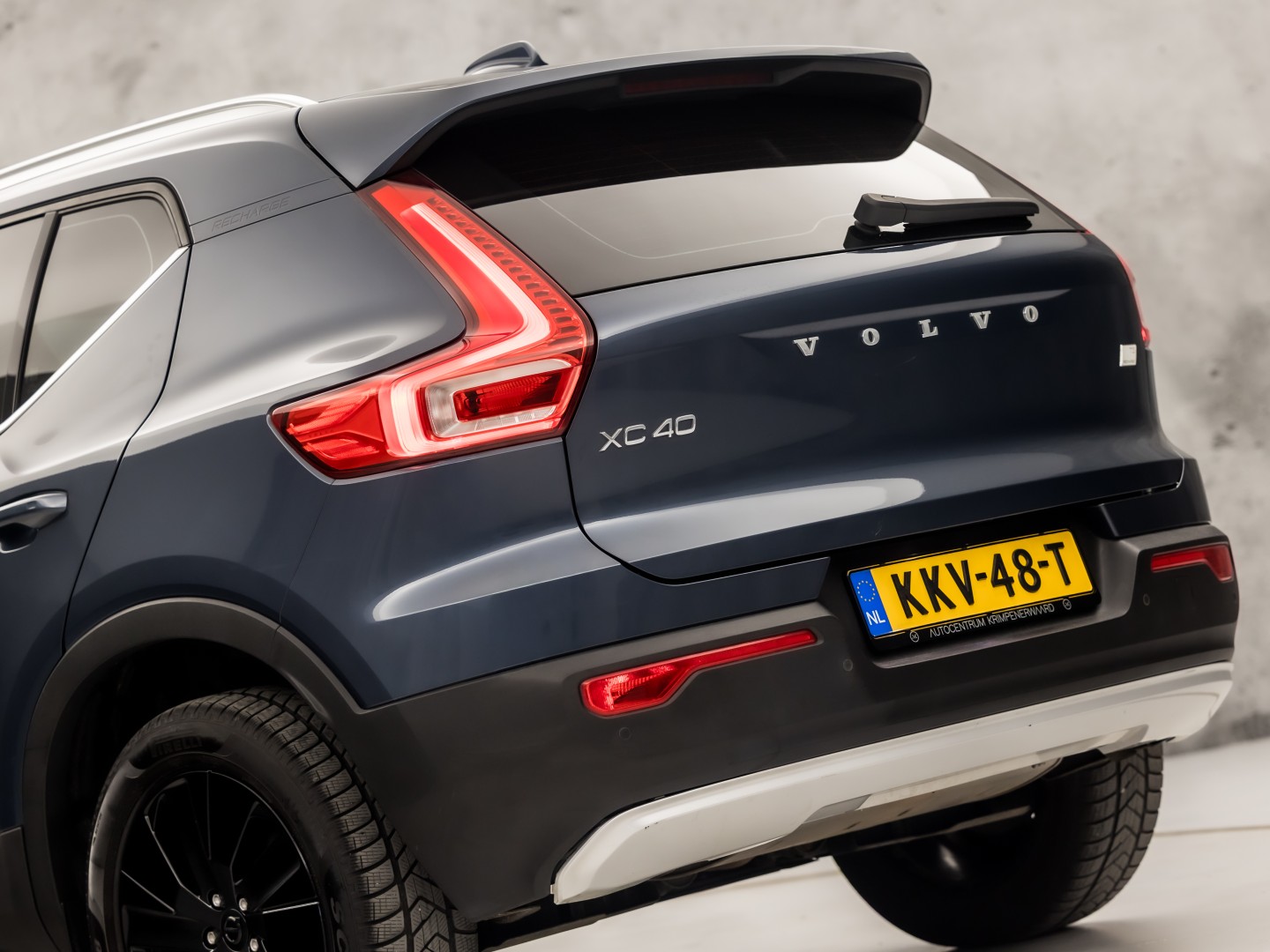 Volvo XC40 1.5 T5 Recharge Sport 262Pk Automaat (BLACK PACK, APPLE CARPLAY, GROOT NAVI, ZWART HEMEL, STUUR/STOELVERWARMING, SPORTSTOELEN, GETINT GLAS, LANE ASSIST, NIEUWE APK, NIEUWSTAAT)