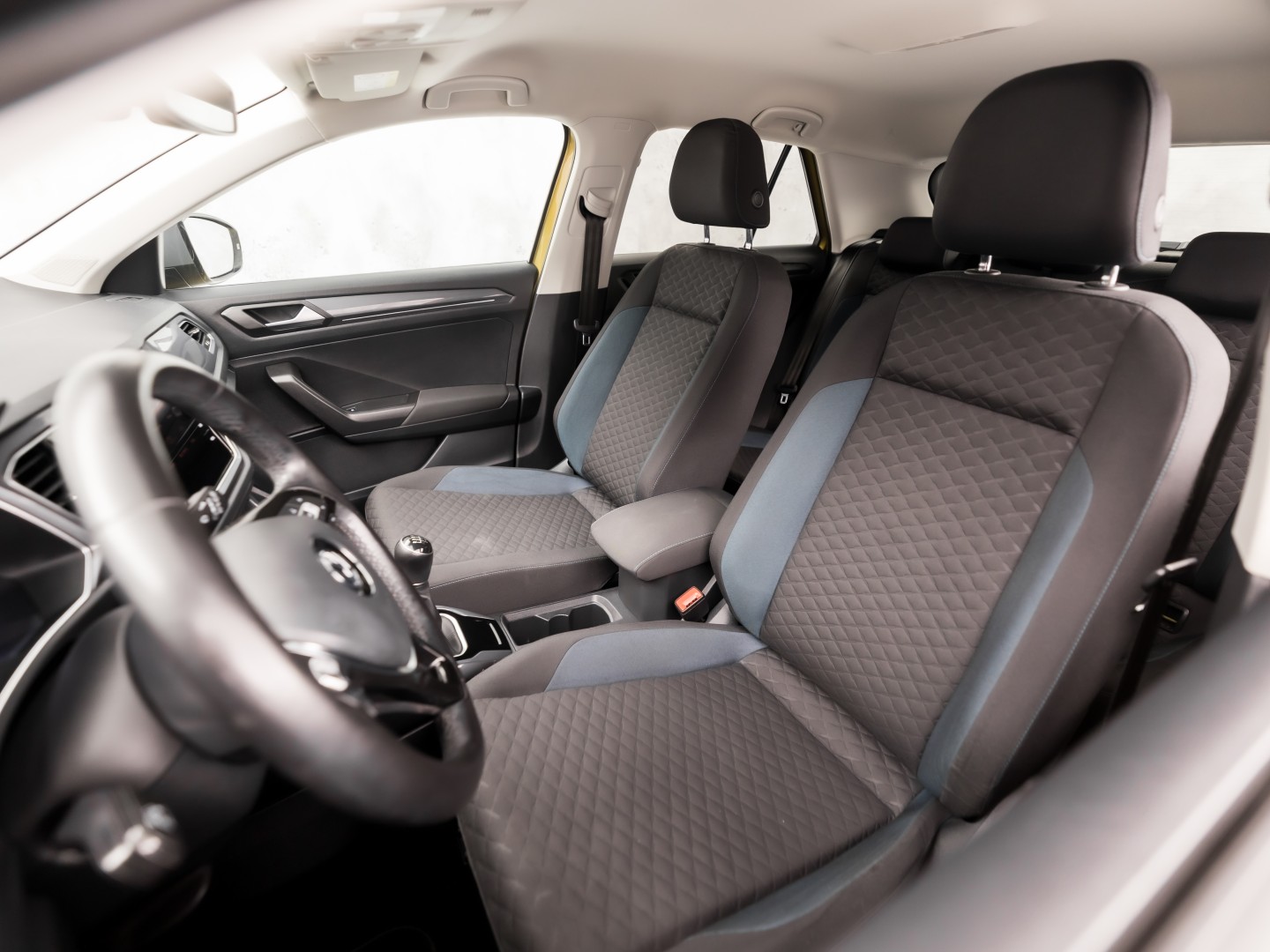 Volkswagen T-Roc 1.0 TSI Sport (APPLE CARPLAY, GROOT NAVI, STOELVERWARMING, GETINT GLAS, SPORTSTOELEN, ADAPTIVE CRUISE, PARKEERSENSOREN, NIEUWSTAAT)