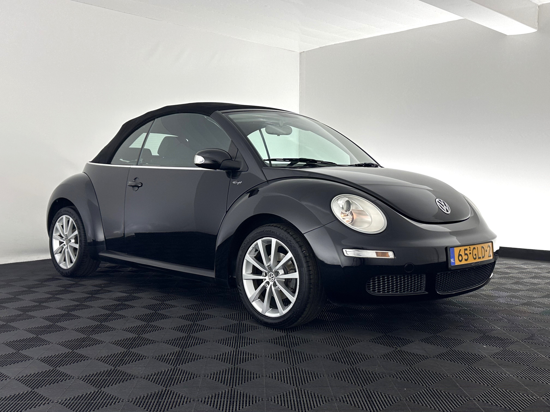 Volkswagen New Beetle Cabriolet 1.6 Highline *AIRCO | CRUISE | COMFORTSEATS | RADIO-CD/MP3 | 17''ALU*