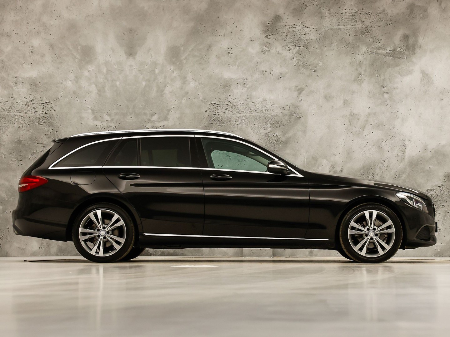 Mercedes-Benz C-Klasse 180 AMG Sport Automaat (GROOT NAVI, LEDER, STOELVERWARMING, GETINT GLAS, SPORTSTOELEN, CRUISE, NIEUWE APK, NIEUWSTAAT)