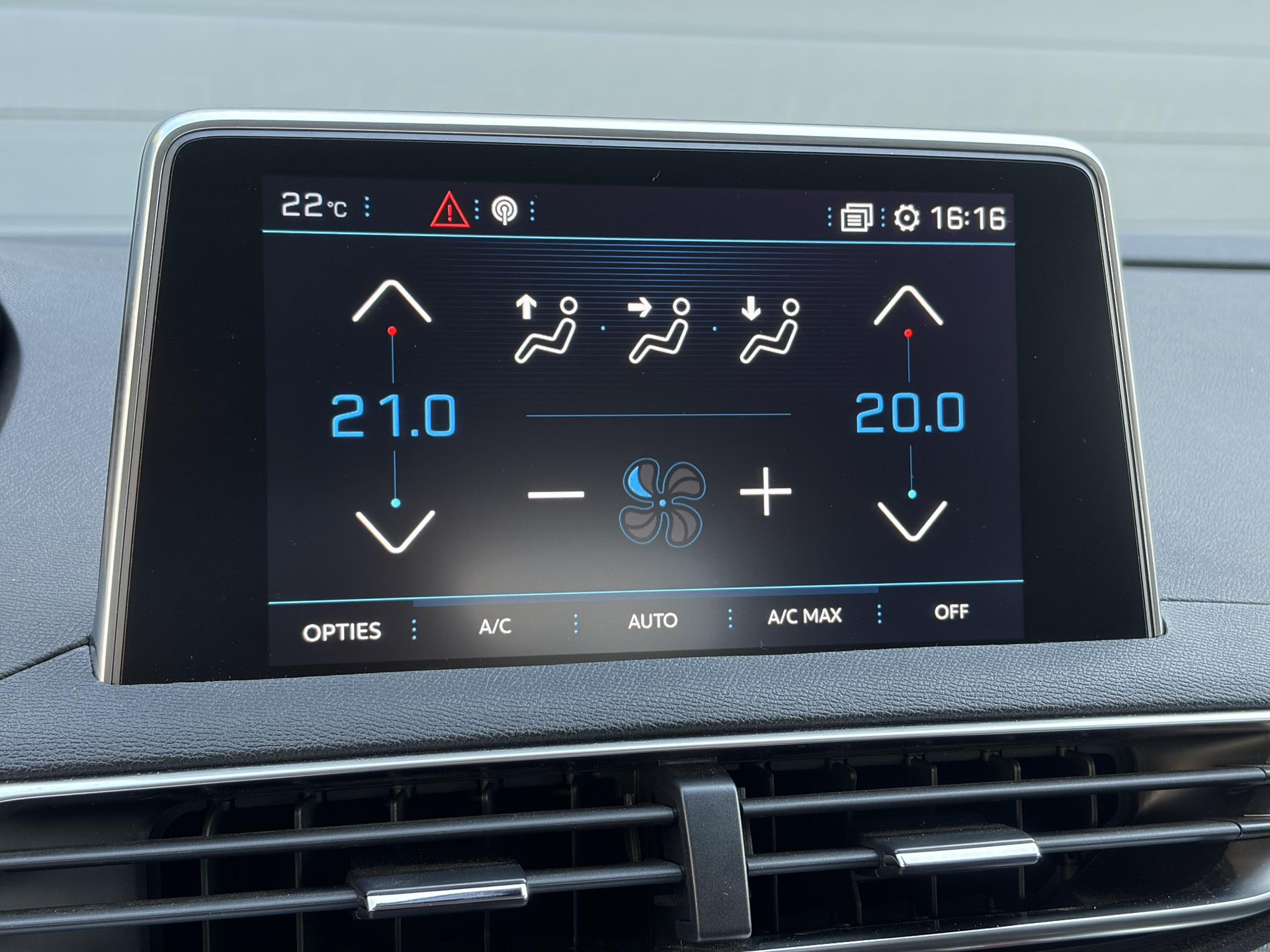 Peugeot 3008 1.2 PureTech Allure ✓1e Eigenaar✓D-riem vv 2024✓360° Camera✓Navi✓Trekhaak✓Carplay✓131pk✓Dealer Onderhouden✓Keyless✓Memory stoelen✓Halfleder✓Pdc V+A✓Stoelverw✓Dodehoeksensor✓17''Lm velgen✓N.A.P✓Apk tot 03-2027