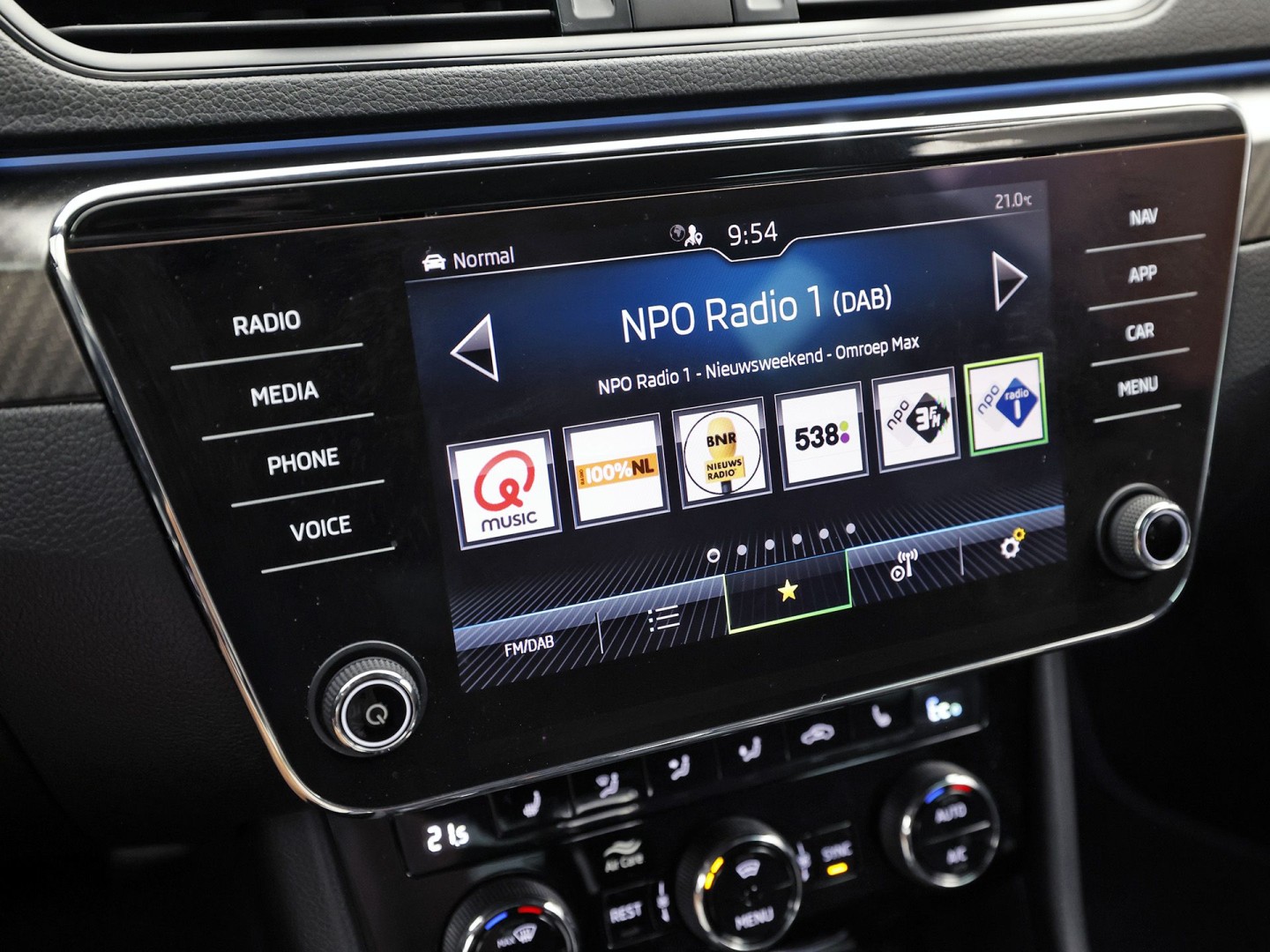 ŠKODA Superb Combi 1.4 TSI iV Sportline 218Pk Automaat (VIRTUAL COCKPIT, SOH 90,5%, APPLE CARPLAY, MEMORY SEATS, STOELVERWARMING ACHTER, GETINT GLAS, ADAPTIVE CRUISE, SFEERVERLICHTING, NIEUWE APK, NIEUWSTAAT)