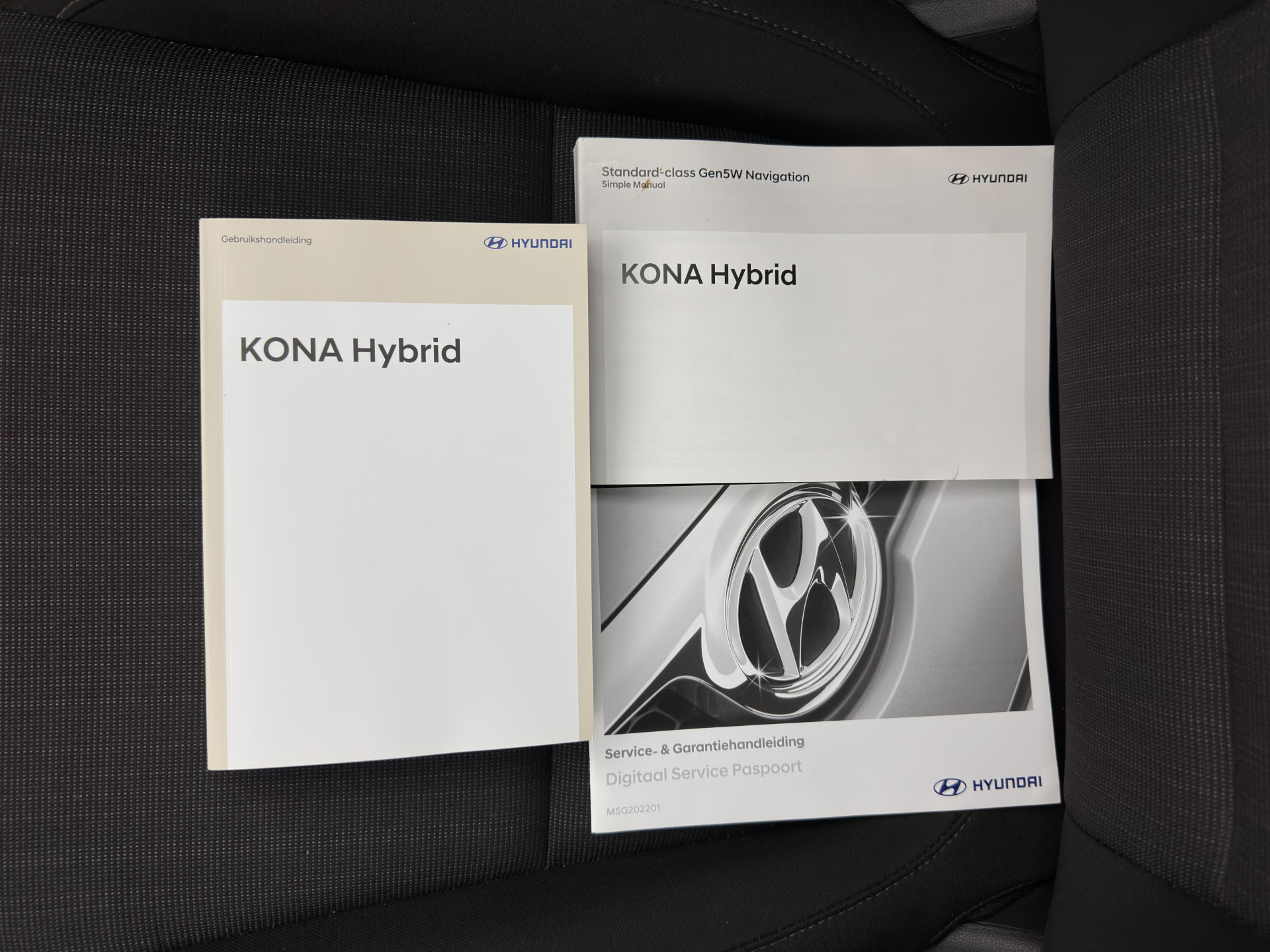 Hyundai Kona 1.6 GDI HEV Fashion (INCL-BTW) Aut. *NAVI-FULLMAP | DIGI-COCKPIT | FULL-LED | KEYLESS | CAMERA | HEAD-UP | SHIFT-PADDLES | DAB | COMFORT-SEATS | PRIVACY-GLASS | TOWBAR | 16 "ALU*