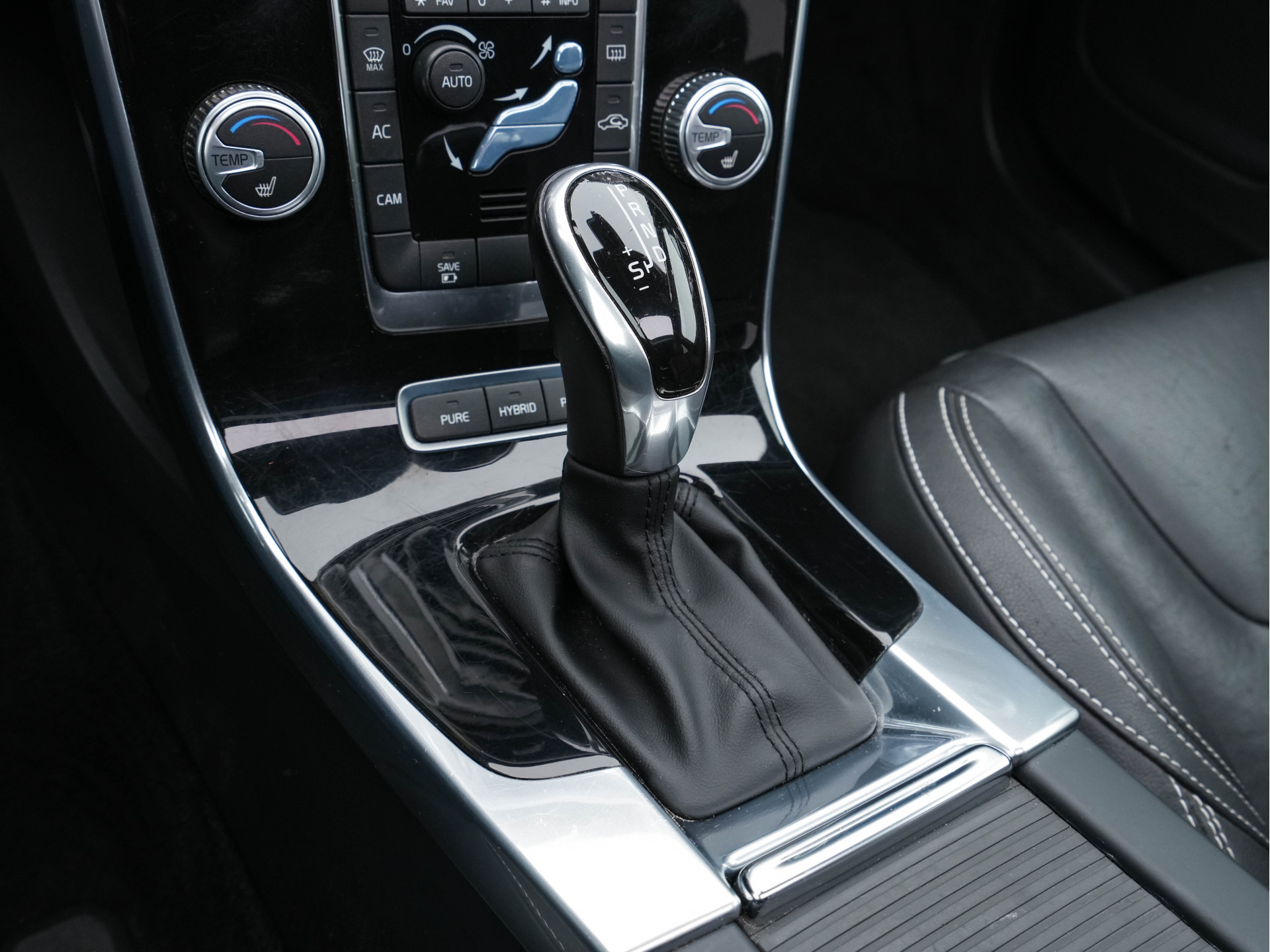 Volvo V60 2.4 D6 AWD Twin Engine Summum Aut. *PANO | NAVI-FULLMAP | LEATHER | BI-XENON | CAMERA |  ECC | PDC | CRUISE | SPORT-SEATS | PRIVACY-GLASS | TOWBAR | MEMORY-PACK | HEATED-COMFORTSEATS | 18"ALU*