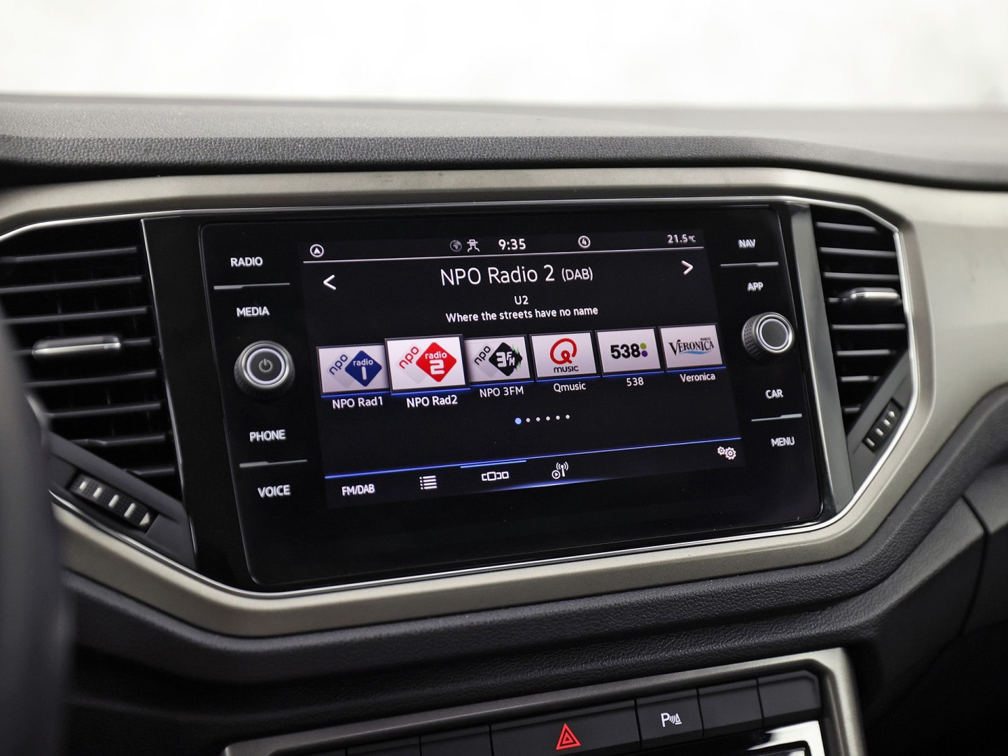 Volkswagen T-Roc 1.0 TSI Sport (APPLE CARPLAY, 1e EIGENAAR, GROOT NAVI, LM VELGEN, SPORTSTOELEN, PARKEERSENSOREN, ADAPTIVE CRUISE, NIEUWSTAAT)