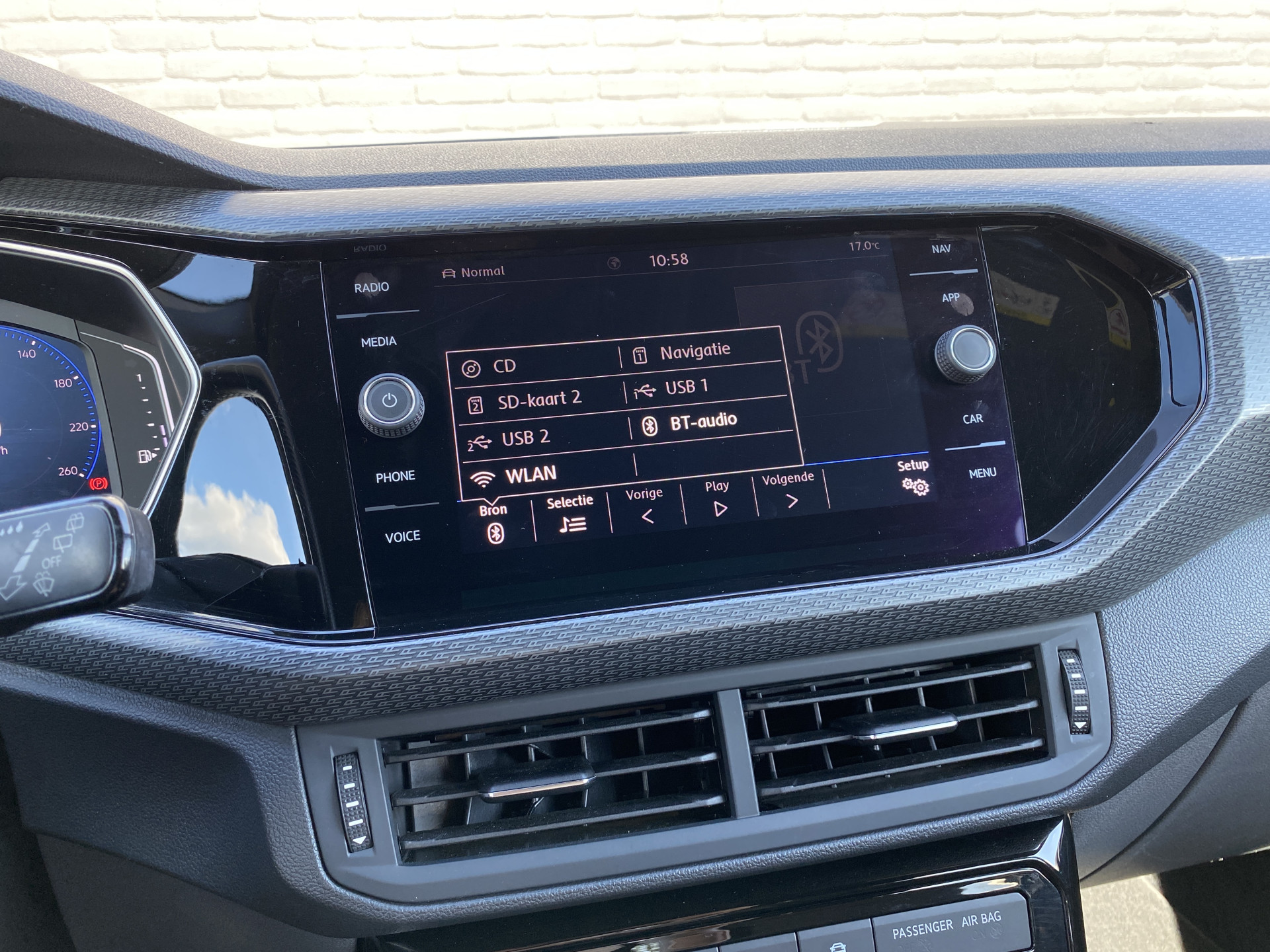 Volkswagen T-Cross 1.0 TSI R Line 116 pk | dealer onderh. | virtual cockpit | navigatie | camera | stoelverwarming | apple carplay | keyless go