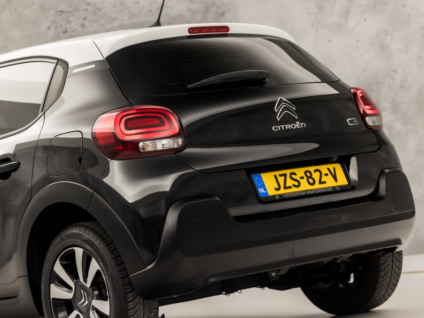 Citroën C3 1.2 PureTech Shine Sport Automaat (APPLE CARPLAY, GROOT NAVI, CAMERA, LEDER, STOELVERWARMING, SPORTSTOELEN, GETINT GLAS, CRUISE, NIEUWSTAAT)