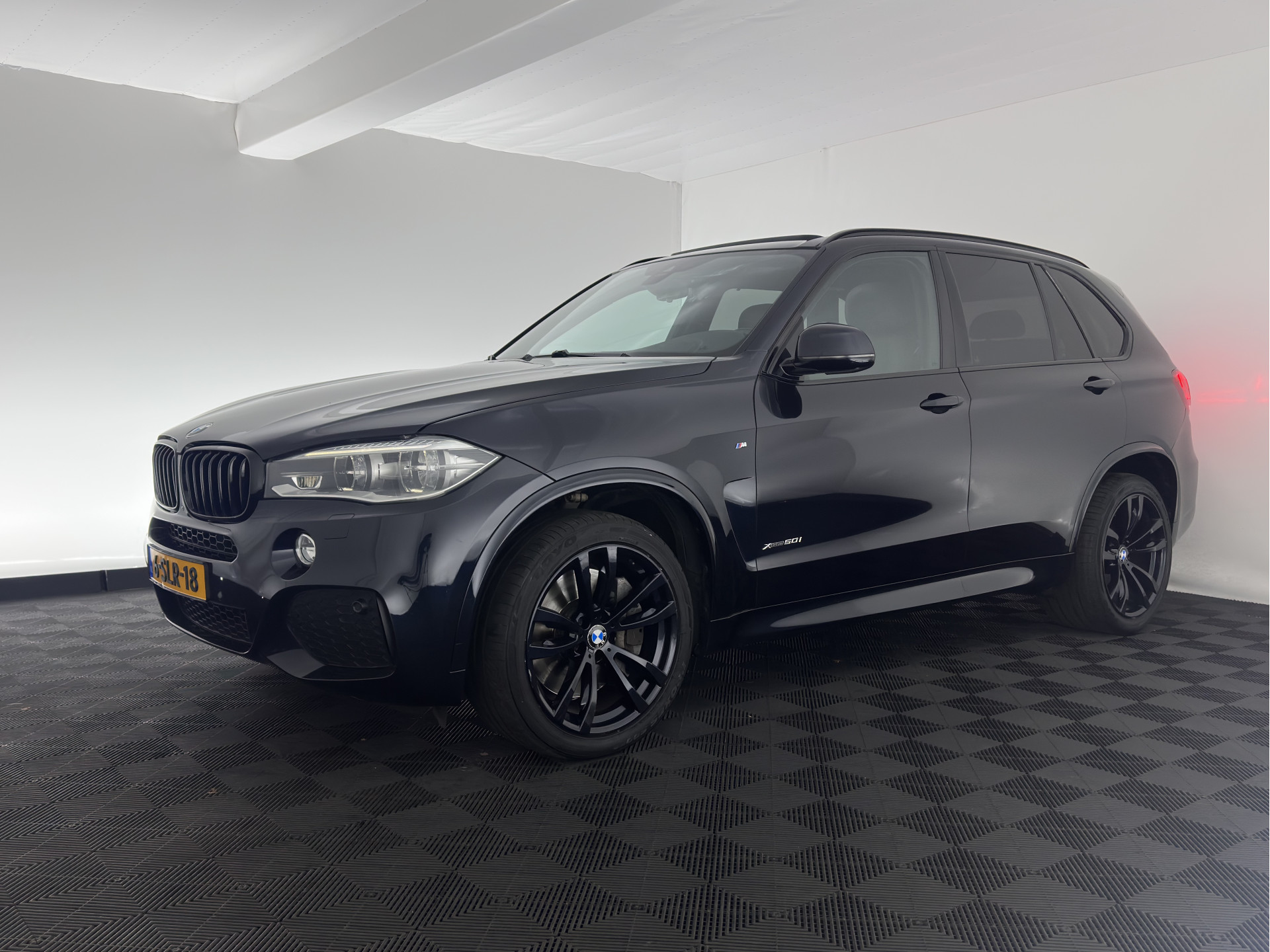 BMW X5 xDrive50i M-Sport High Executive [ 7-pers. ] Aut. *PANO | LUXURY-LEATHER | FULL-LED | HEAD-UP | MEMORY-PACK | DIGI-COCKPIT | KEYLESS | CAMERA | NAVI-FULLMAP | AMBIENT-LIGHT | HEATED-COMFORTSEATS | SHIFT-PADDLES | PRIVACY-GLASS | TOWBAR