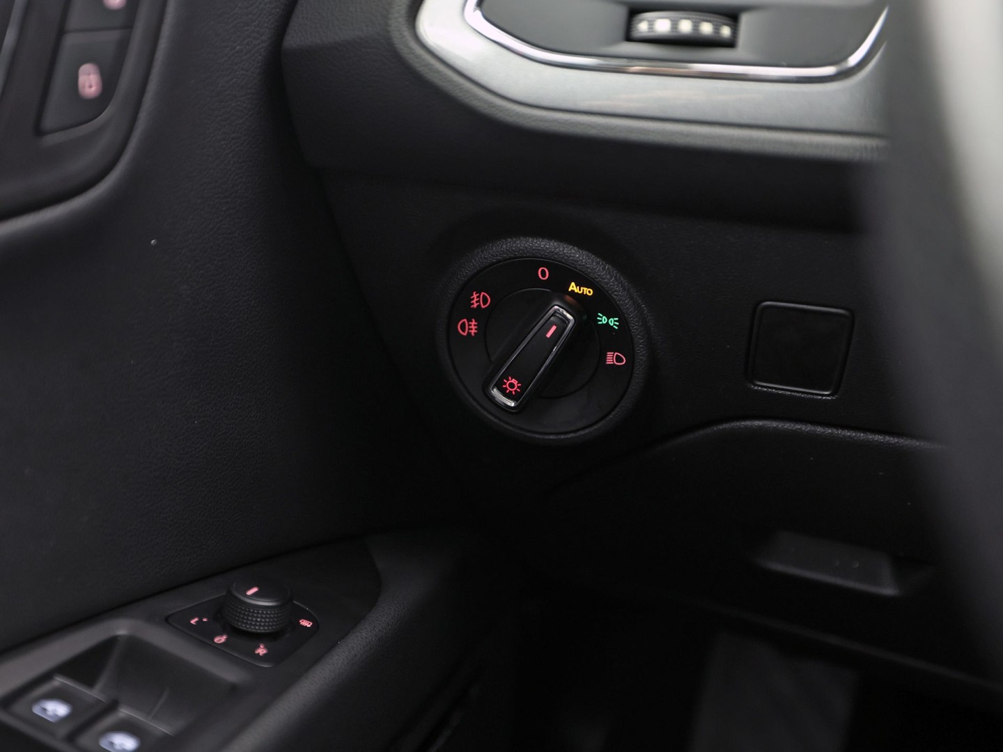 SEAT Leon 1.4 TSI FR Sport 150Pk Automaat (PANORAMADAK, NAVIGATIE, CLIMATE, STOELVERWARMING, SPORTSTOELEN, LED KOPLAMPEN, CRUISE, PARKEERSENSOREN, NIEUWSTAAT)