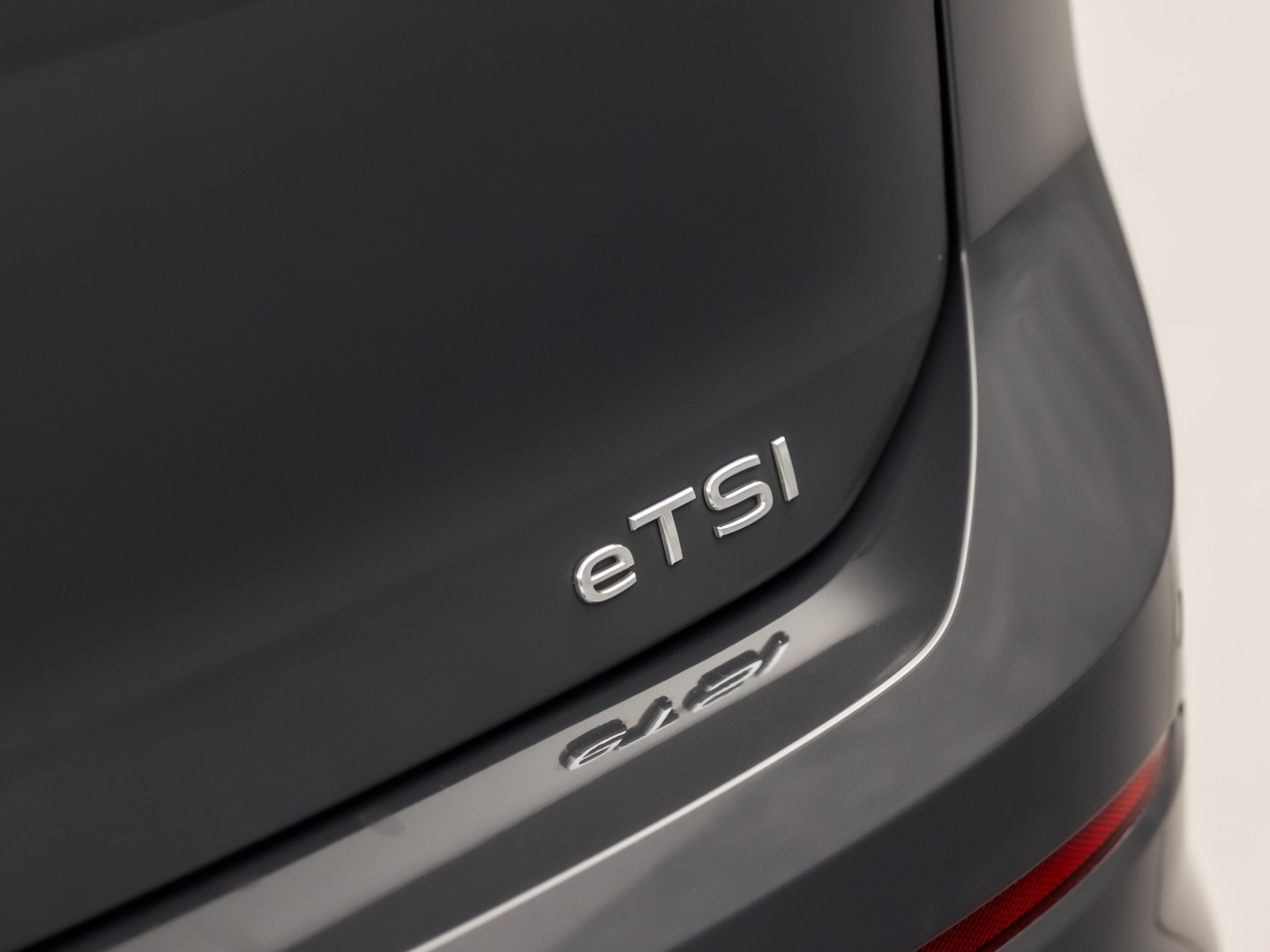 Volkswagen Golf 1.5 TSI Sport 150Pk Automaat (APPLE CARPLAY, GROOT NAVI, STUUR/STOELVERWARMING, SPORTSTOELEN, GETINT GLAS, SFEERVERLICHTING, KEYLESS, NIEUWSTAAT)