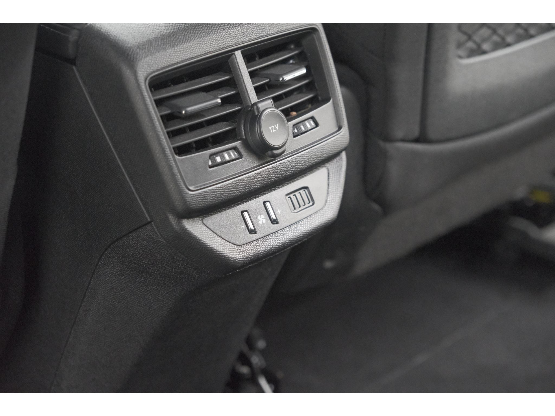 Peugeot 5008 PureTech 130 EAT8 Active Pack | 7 Zitplaatsen | Camera | Navigatie | Apple Carplay | Parkeersensoren