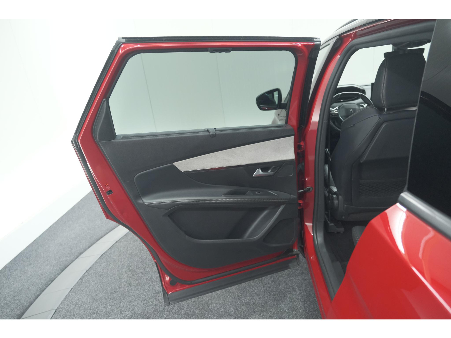 Peugeot 5008 PureTech 130 EAT8 GT Black Pack | Elektrische Kofferklep | Camera | Adaptieve Cruise Control | Dodehoekdetectie