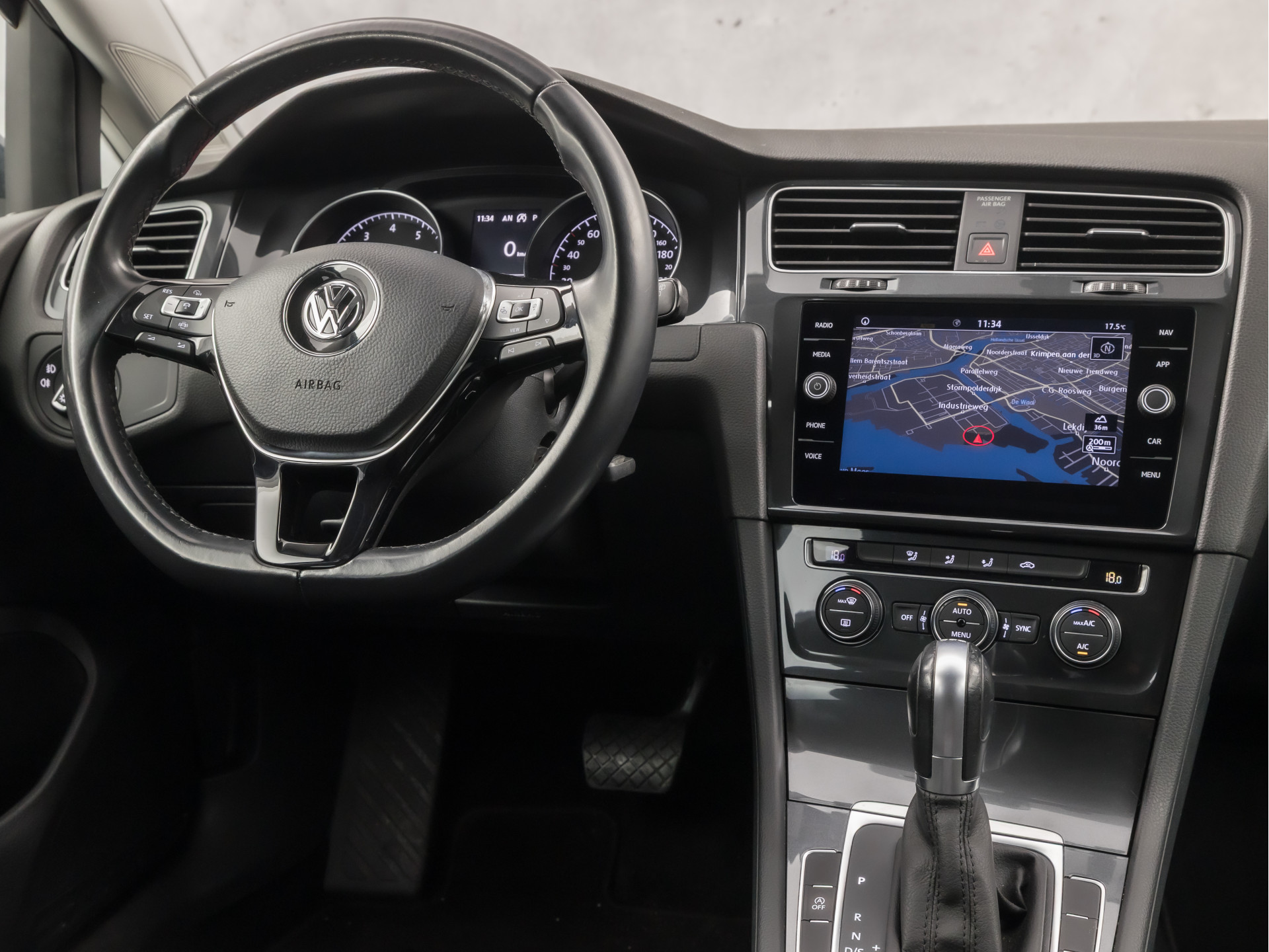 Volkswagen Golf Variant 1.0 TSI Sportline 116Pk Automaat (GROOT NAVI, APPLE CARPLAY, CLIMATE, ADAPTIVE CRUISE, PARKEERSENSOREN, LM VELGEN, NIEUWE APK, NIEUWSTAAT)
