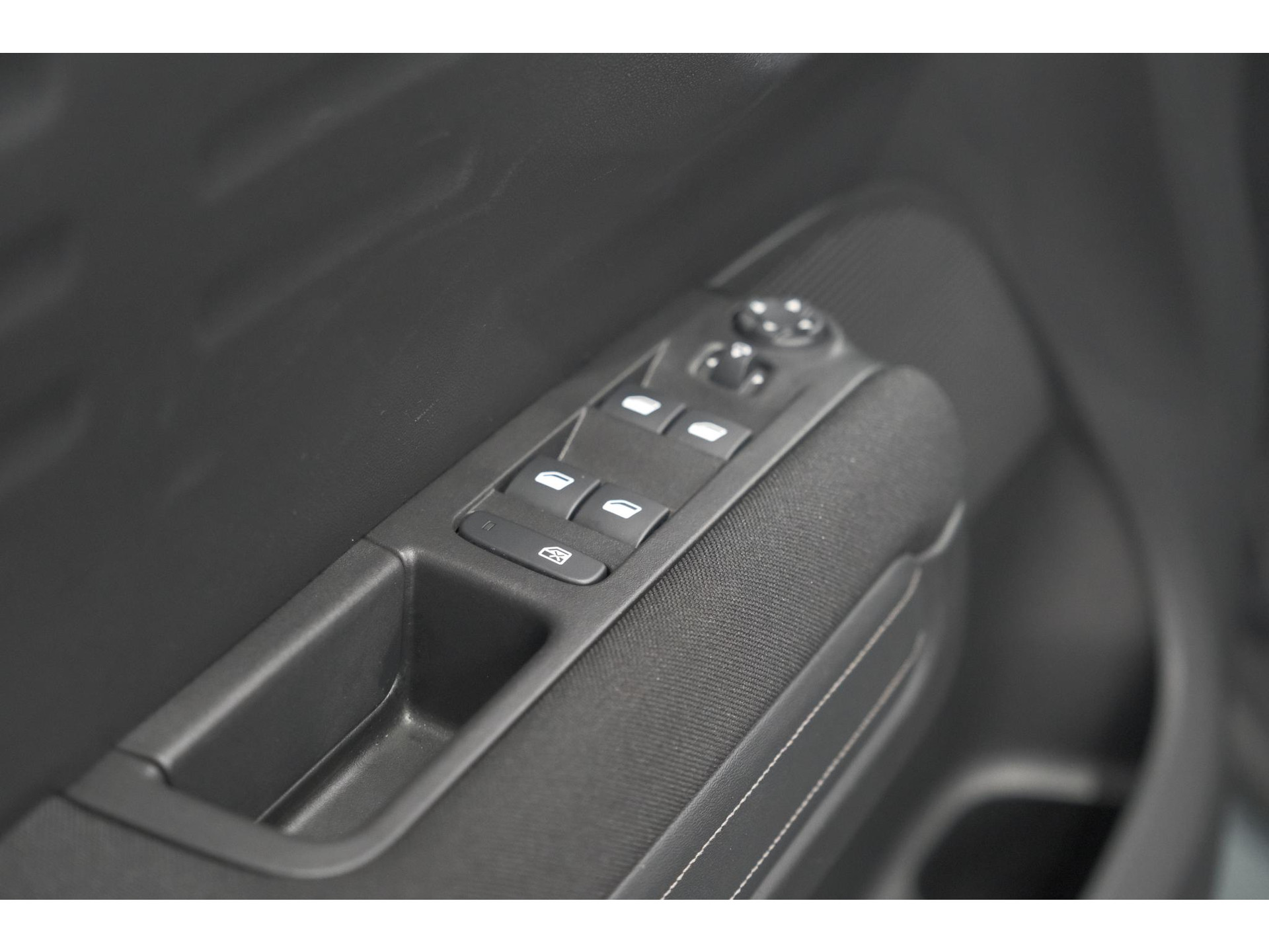 Citroen C3 Aircross PureTech 130 EAT6 Shine | Schuif-/Kanteldak | Camera | Dodehoekdetectie | Head-Up Display