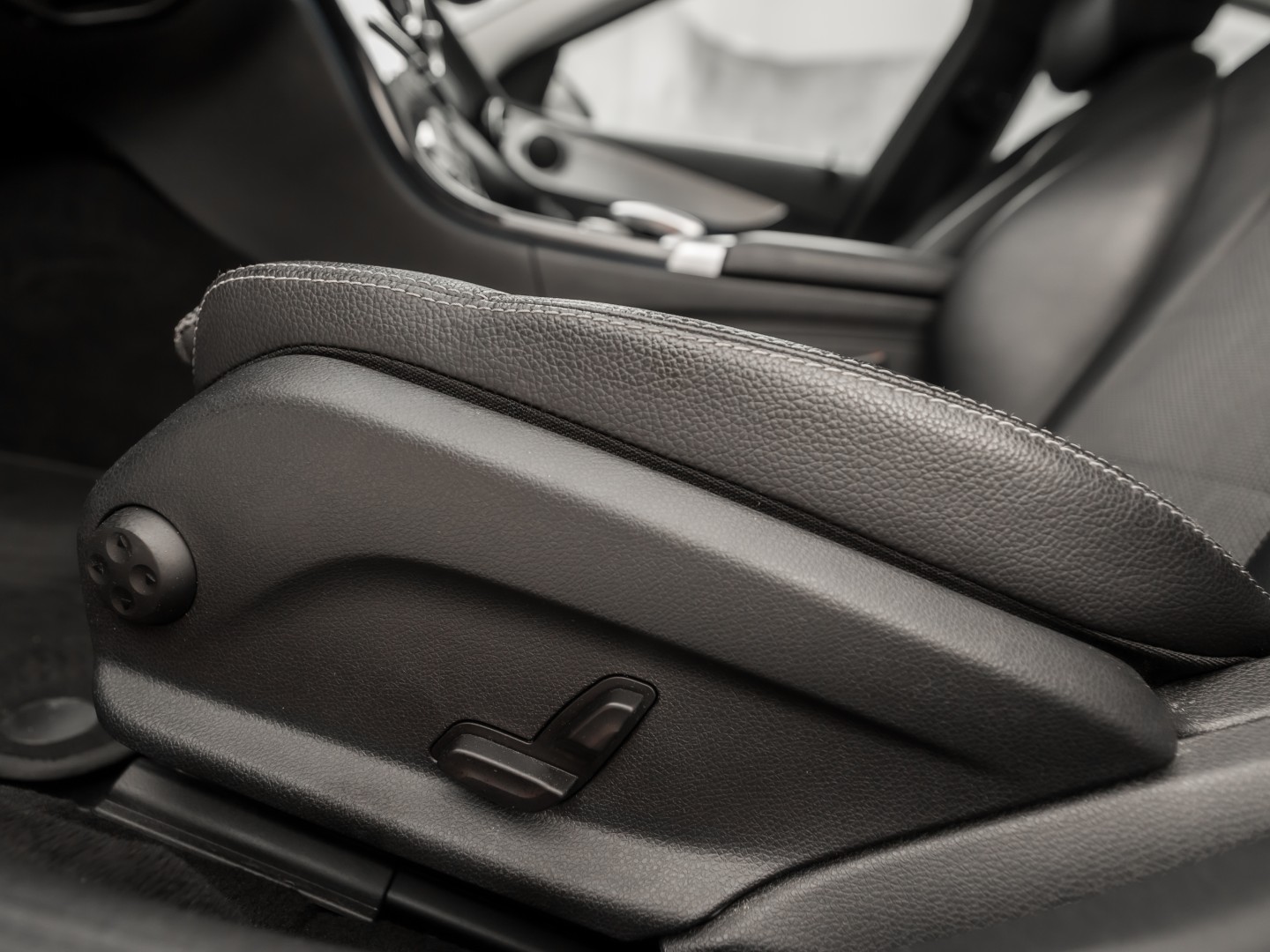 Mercedes-Benz C-Klasse 180 Sport 156Pk Automaat (NAVIGATIE, LEDER, SFEERVERLICHTING, GETINT GLAS, STOELVERWARMING, SPORTSTOELEN, CRUISE, NIEUWE APK, NIEUWSTAAT)