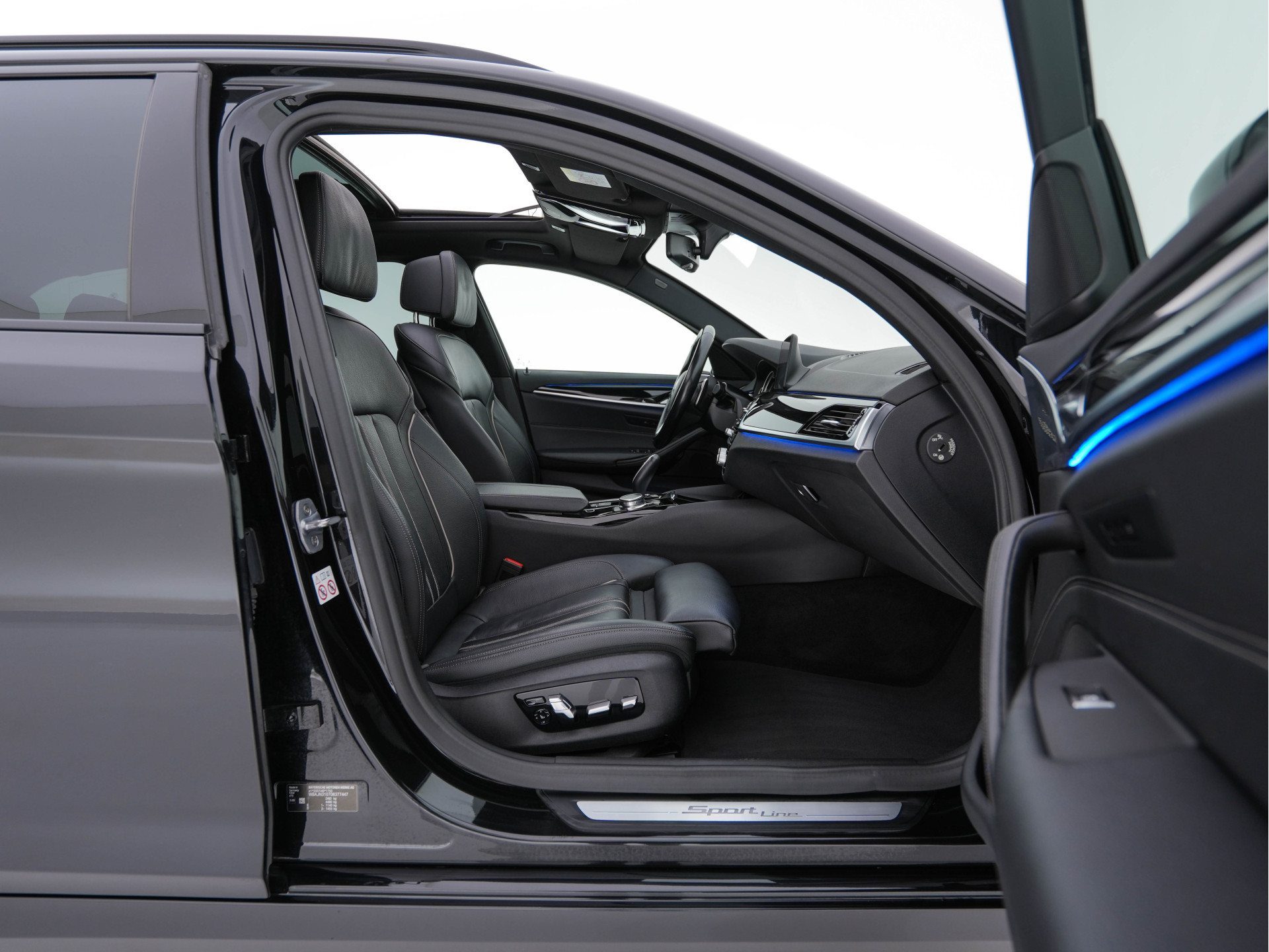 BMW 5-serie Touring 530d Sportline High Executive Aut. *PANO | LEATHER | FULL-LED | MEMORY-PACK | TOP-VIEW | HEATED-COMFORTSEATS | NAVI-FULLMAP | PRIVACY-GLASS | AMBIENT-LIGHT | ECC | CARPLAY | PDC | TOWBAR | SHIFT-PADDLES | 20"ALU*