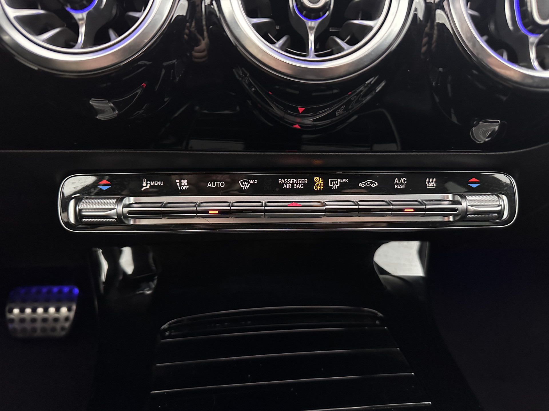 Mercedes-Benz CLA-klasse Shooting Brake 250 e AMG Line ( Plug-in ) (INCL.BTW) *PANO | LEATHER-MICROFIBRE | MULTIBEAM-LED | AMBIENT-LIGT | BLIND-SPOT | HEATED-SPORTSEATS | WIDE-SCREEN-DIGICOCKPIT | DAB+ | NAVI-FULLMAP | CAMERA | PRIVACY-GLASS | TOWBAR | 19