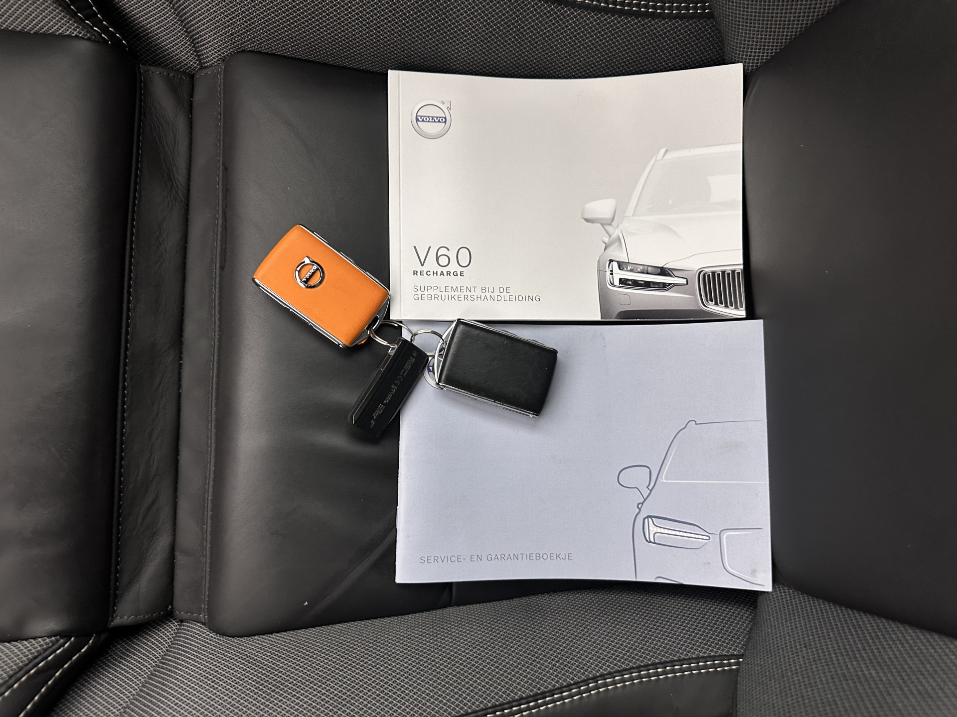 Volvo V60 2.0 T6 Recharge AWD R-Design (Plug-in) (INCL.BTW) Aut. *PANO | HEAD-UP | LEATHER-FABRIC | FULL-LED | MEMORY-PACK | HARMAN/KARDON | DIGI-COCKPIT | HEATED-SPORTSEATS | KEYLESS | DAB+ | NAVI-FULLMAP | PDC | CRUISE | TOWBAR | 19''ALU*