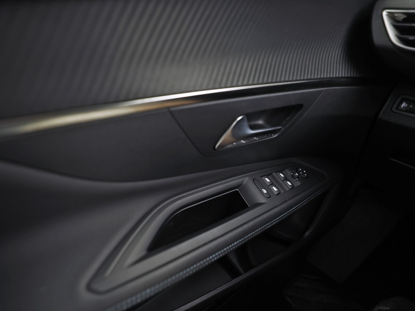Peugeot 3008 1.6 HYbrid 225 Allure Sport 225Pk Automaat (APPLE CARPLAY, GROOT NAVI, 360 CAMERA, LEDER, SPORTSTOELEN, KEYLESS, GETINT GLAS, ZWART HEMEL, NIEUWSTAAT)