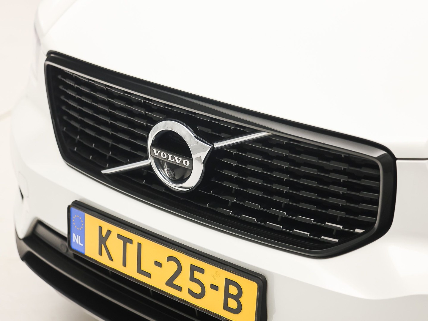Volvo XC40 1.5 T5 Twin Engine R-Design 252Pk Automaat (PANORAMADAK, GROOT NAVI, CAMERA, HARMAN/KARDON, SPORTSTOELEN, LEDER/ALCANTARA, ELEK ACHTERKLEP, NIEUWE APK,  NIEUWSTAAT)
