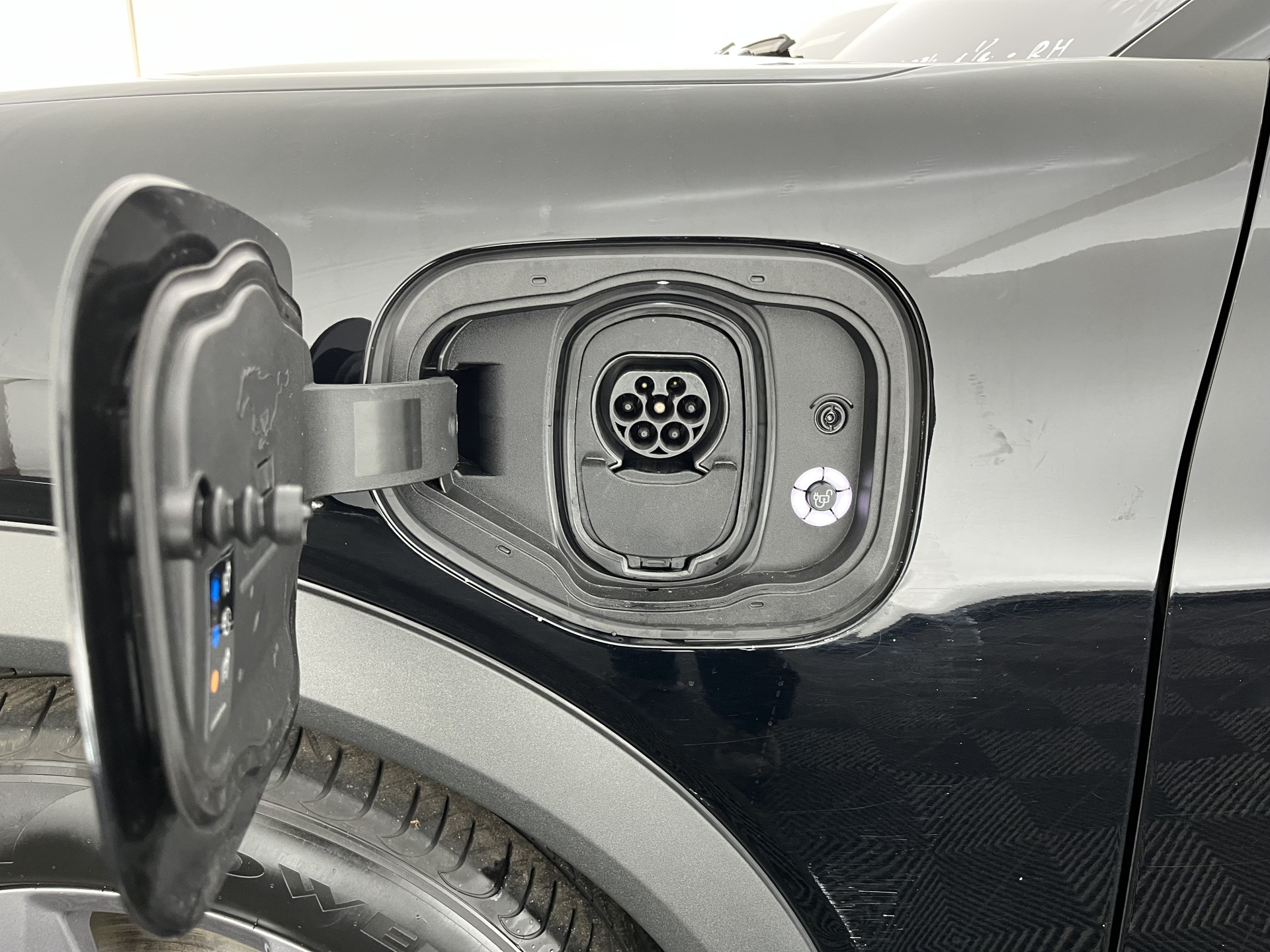 Ford Mustang Mach-E RWD 75 kWh [ 3-Fase-11kW ] {SOH-83%} (INCL-BTW)  Aut. *LEATHER | FULL-LED | DAB | DIGI-COCKPIT | KEYLESS | NAVI-FULLMAP | CARPLAY | HEATED-COMFORTSEATS | TOPVIEW | ADAPTIVE-CRUISE | PRIVACY-GLASS | 18'' ALU*