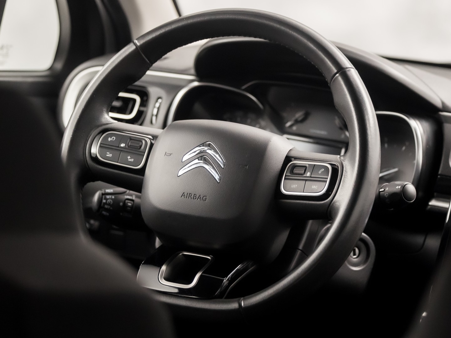 Citroën C3 1.2 PureTech S&S Sport Automaat (APPLE CARPLAY, GROOT NAVI, CAMERA, SPORTSTOELEN, PARKEERSENSOREN, LM VELGEN, CRUISE, NIEUWSTAAT)