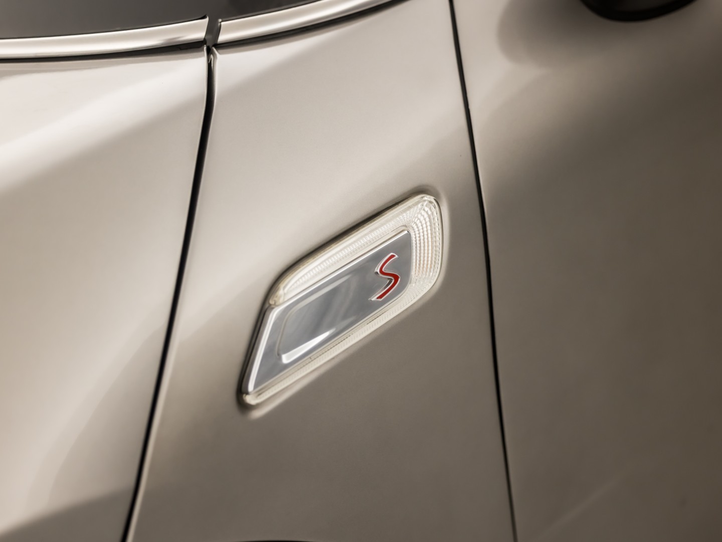 MINI Clubman 2.0 Cooper S Chilli 192Pk Automaat (PANORAMADAK, GROOT NAVI, MEMORY SEAT, LEDER, HARMAN/KARDON, CAMERA, STOELVERWARMING, LED KOPLAMPEN, NIEUWSTAAT)