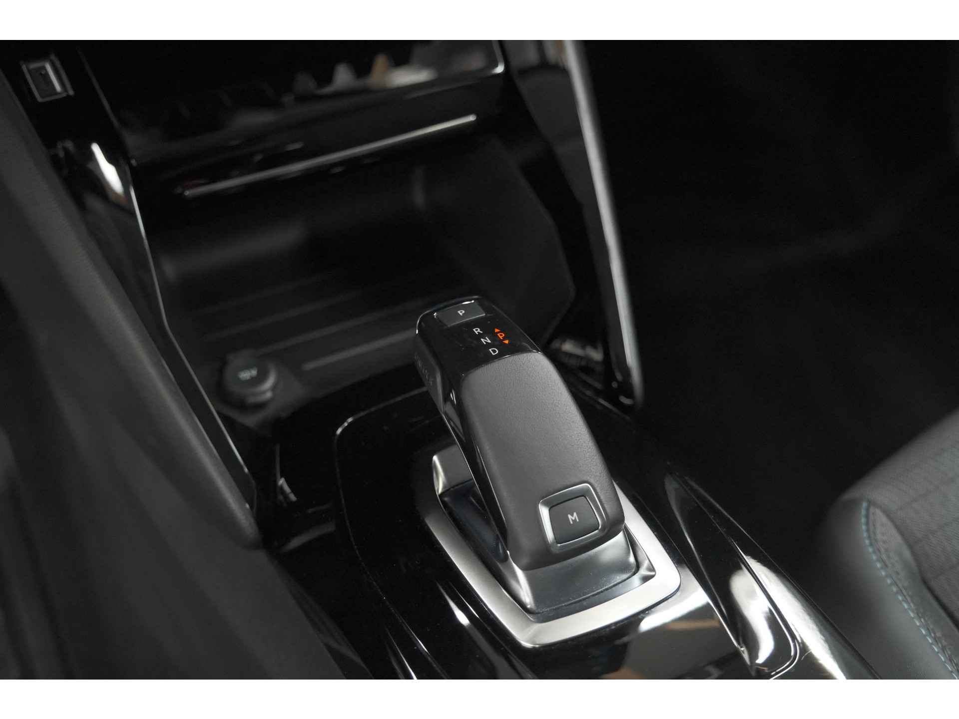 Peugeot 208 PureTech 100 EAT8 Allure | Adaptieve Cruise control |  Camera | Parkeersensoren voor + achter | Navigatie | Apple Carplay