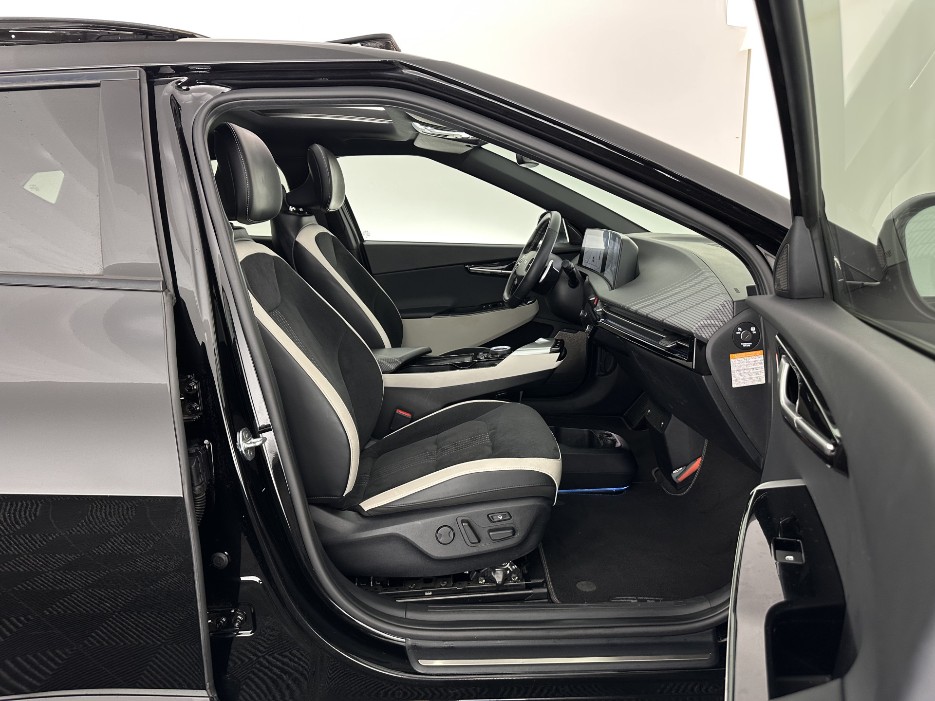 Kia EV6 GT-Line 77.4 kWh (3-Fase-11kW) {SOH-98%} (INCL-BTW) Aut. *HEATPUMP | PANO | HEAD-UP | LEATHER-ALCANTARA | ADAPTIVE-CRUISE | DIGI-COCKPIT | MERIDIAN-AUDIO | MEMORYPACK | FULL-LED | KEYLESS | TOPVIEW | DAB | BLINDSPOT | NAVI-FULLMAP |