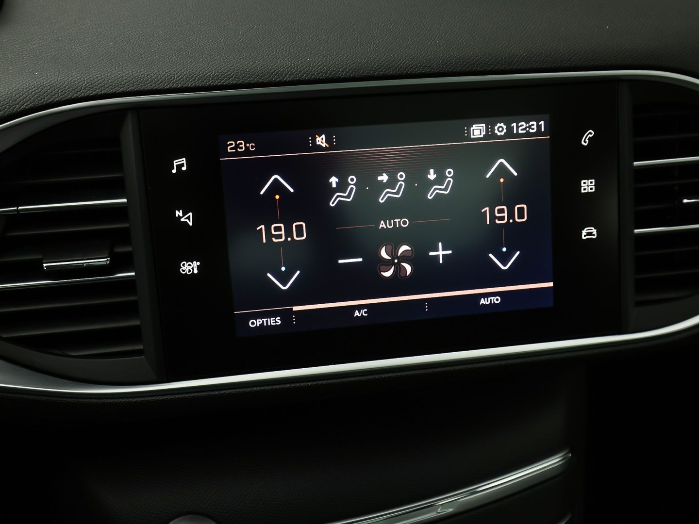 Peugeot 308 SW 1.2 PureTech Sport (PANORAMADAK, APPLE CARPLAY, GROOT NAVI, TREKHAAK, GETINT GLAS, SPORTSTOELEN, PARKEERSENSOREN, CRUISE, NIEUWSTAAT)