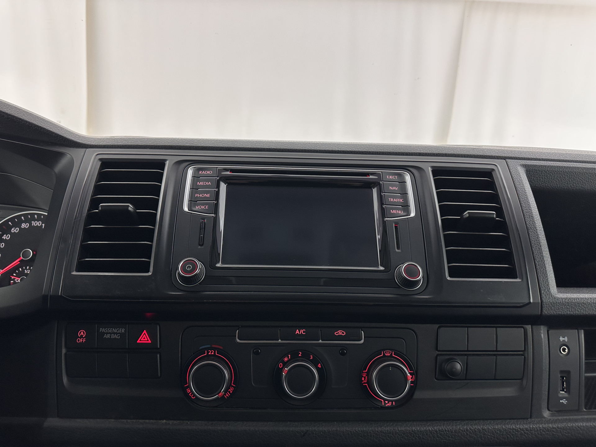 Volkswagen Transporter 2.0 TDI L1H2 Comfortline *NAVI-FULLMAP | AIRCO | CRUISE | CAMERA | INVENTER | DAB | PARKINGHEATER | COMFORTSEATS | PDC | TOWBAR*