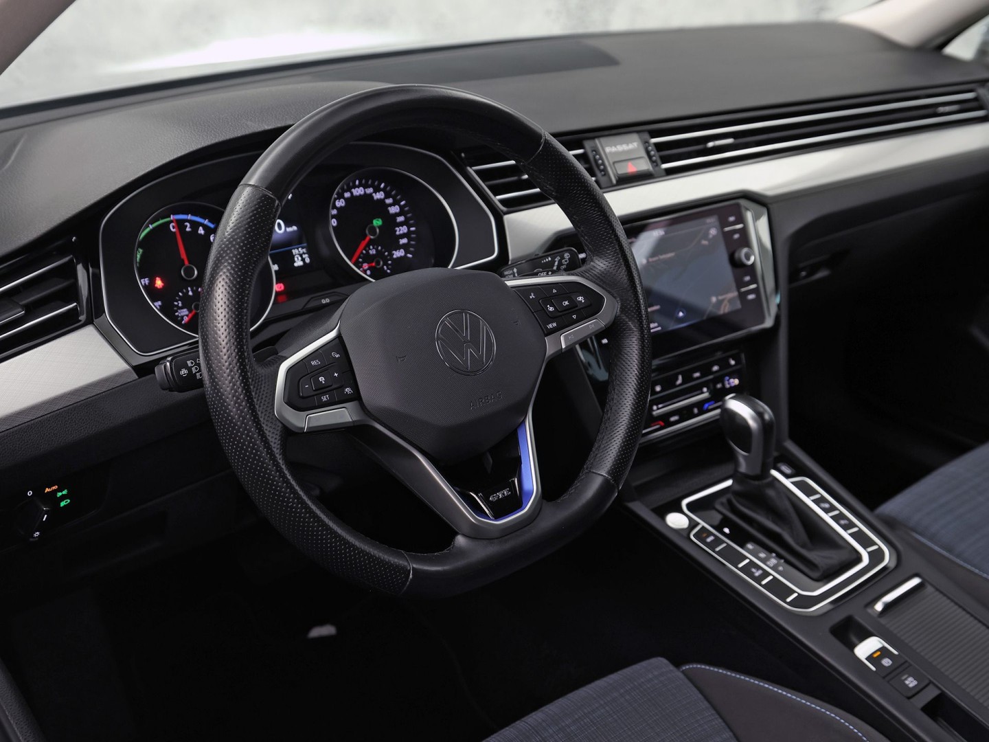 Volkswagen Passat Variant 1.4 TSI PHEV GTE 218Pk Automaat (APPLE CARPLAY, SOH 88,9%, GROOT NAVI, CAMERA, TREKHAAK, KEYLESS, SPORTSTOELEN, STOELVERWARMING, GETINT GLAS, NIEUWSTAAT)