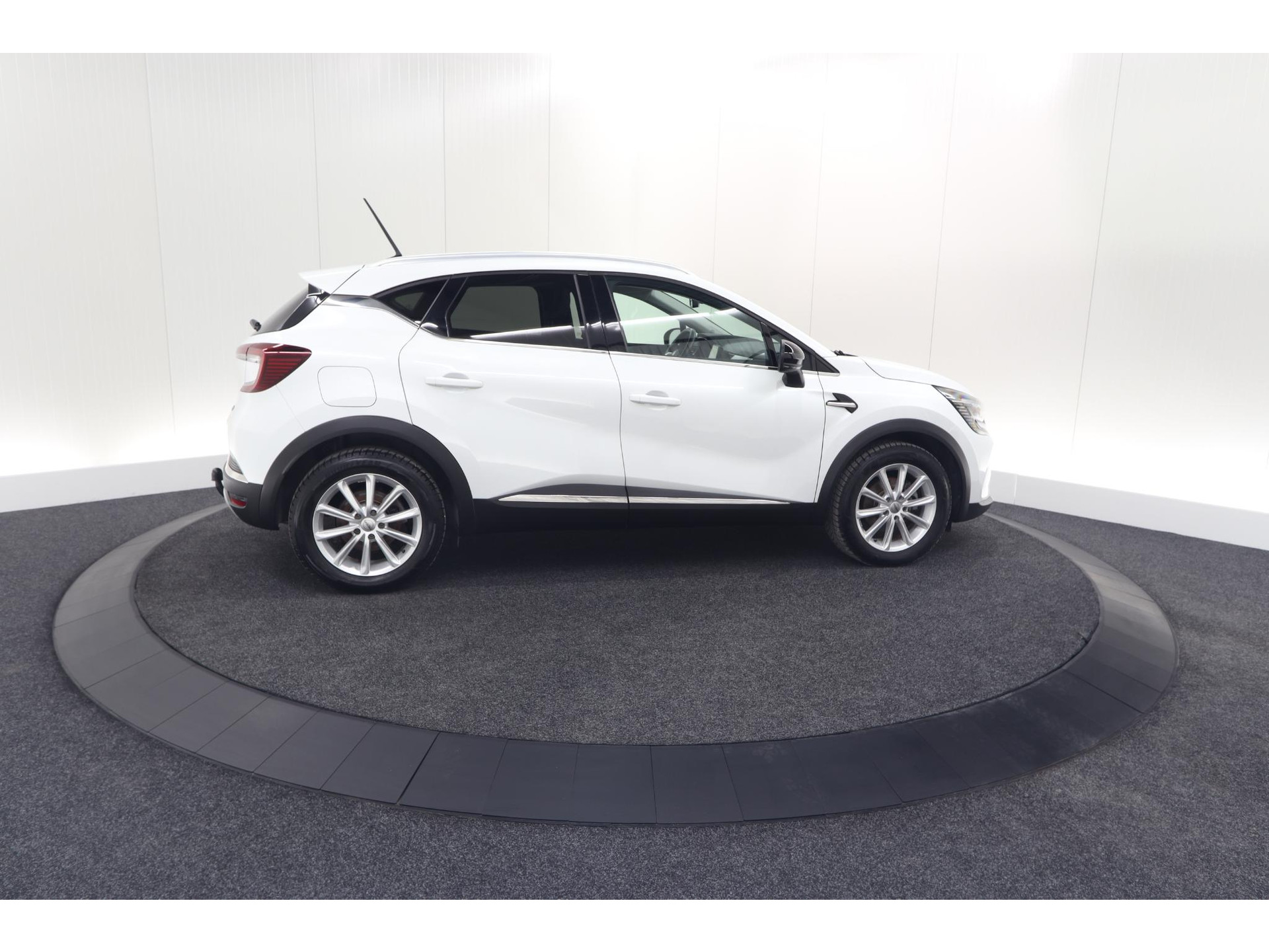 Renault Captur 1.6 E-Tech Plug-in Hybrid 160 Intens | Trekhaak | Camera | Navigatie | Parkeersensoren | Pack Winter