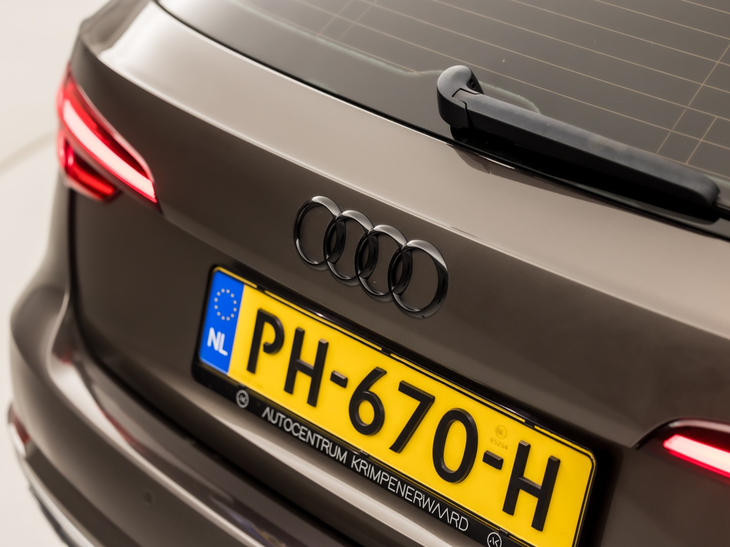 Audi A4 Avant 2.0 TFSI S-Line Sport 190Pk Automaat (NAVIGATIE, SFEERVERLICHTING, PLAT S-LINE SPORTSTUUR, GETINT GLAS, SPORTSTOELEN, CAMERA, TREKHAAK, NIEUWE APK, NIEUWSTAAT)