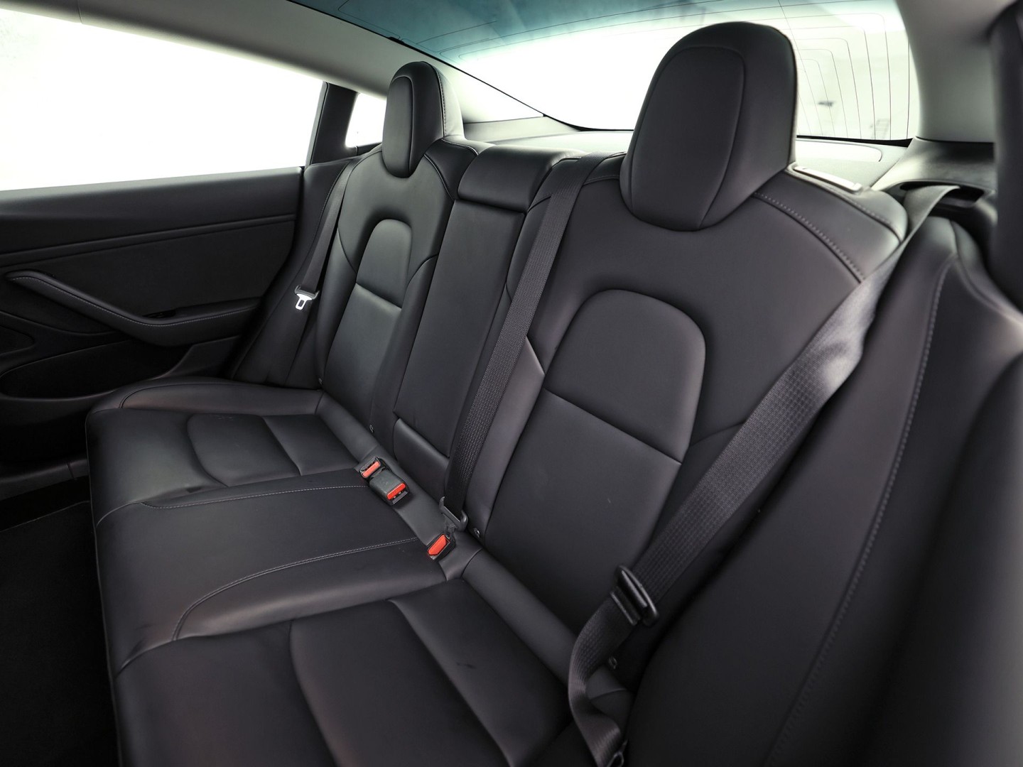 Tesla Model 3 Standard RWD Plus 60 kWh 283Pk Automaat (PANORAMADAK, AUTOPILOT, SOH 85,7%, LEDER, CAMERA, MEMORY SEATS, NAVIGATIE, NIEUWSTAAT)