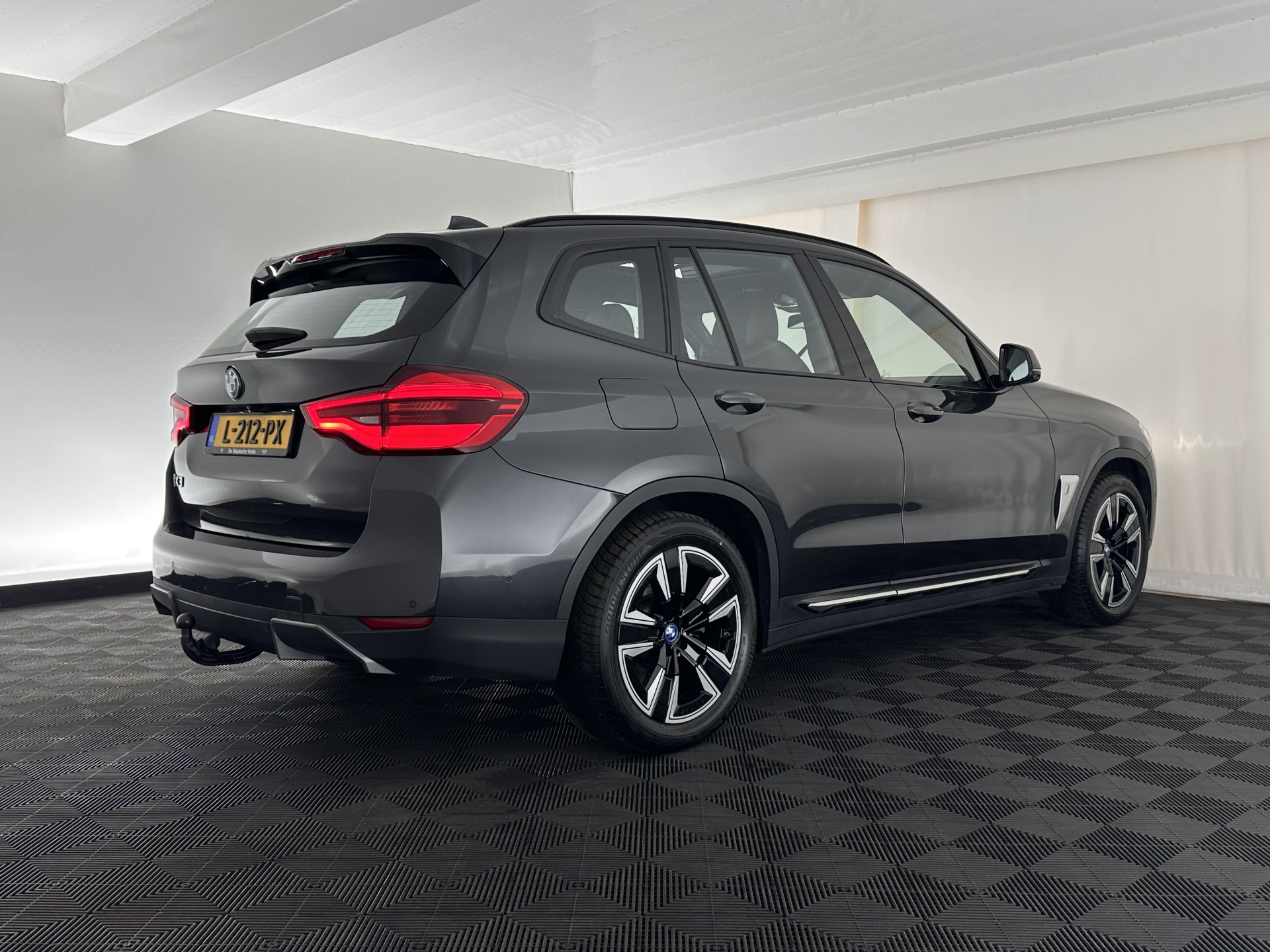 BMW iX3 High Executive 80 kWh [ 3-Fase-11kW ] {SOH-99%} (INCL-BTW) Aut. *HEATPUMP | PANO | LEATHER | HARMAN/KARDON | FULL-LED | BLINDSPOT | MEMORY-PACK | DIGI-COCKPIT | HEATED-SPORTSEATS | KEYLESS | TOPVIEW | DAB+ | NAVI-FULLMAP | HEAD-UP | ...