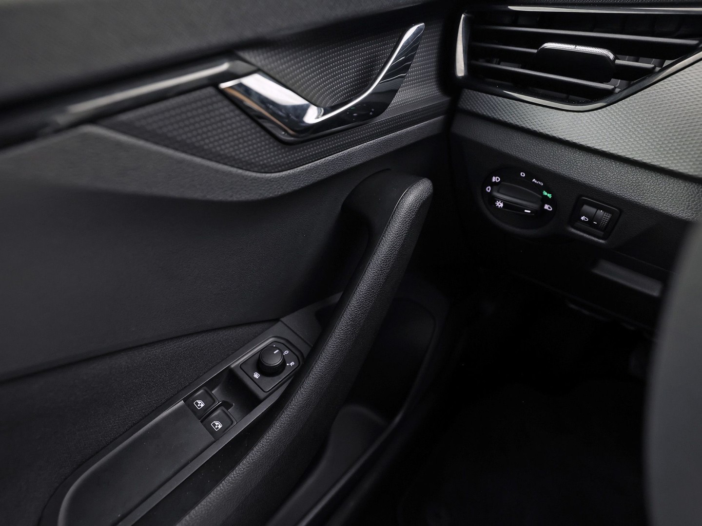 Škoda Scala 1.0 TSI Sport (CRUISE, GETINT GLAS, SPORTSTOELEN, LED KOPLAMPEN, ELEK PAKKET, NIEUWE APK, NIEUWSTAAT)