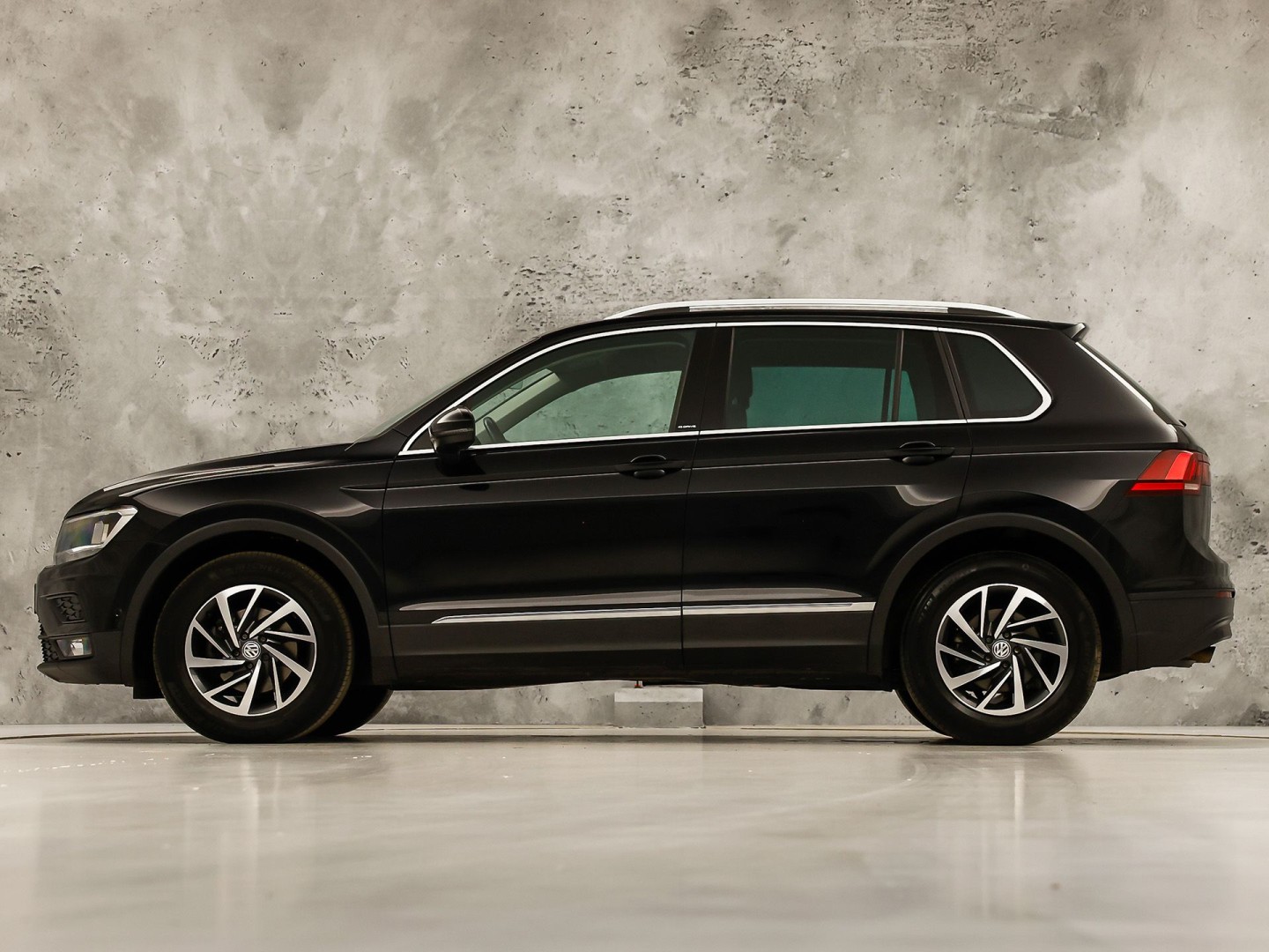 Volkswagen Tiguan 1.5 TSI ACT Highline 150Pk Automaat (VIRTUAL COCKPIT, APPLE CARPLAY, GROOT NAVI, CAMERA, STOELVERWARMING, SPORTSTOELEN, GETINT GLAS, ADAPTIVE CRUISE, NIEUWSTAAT)