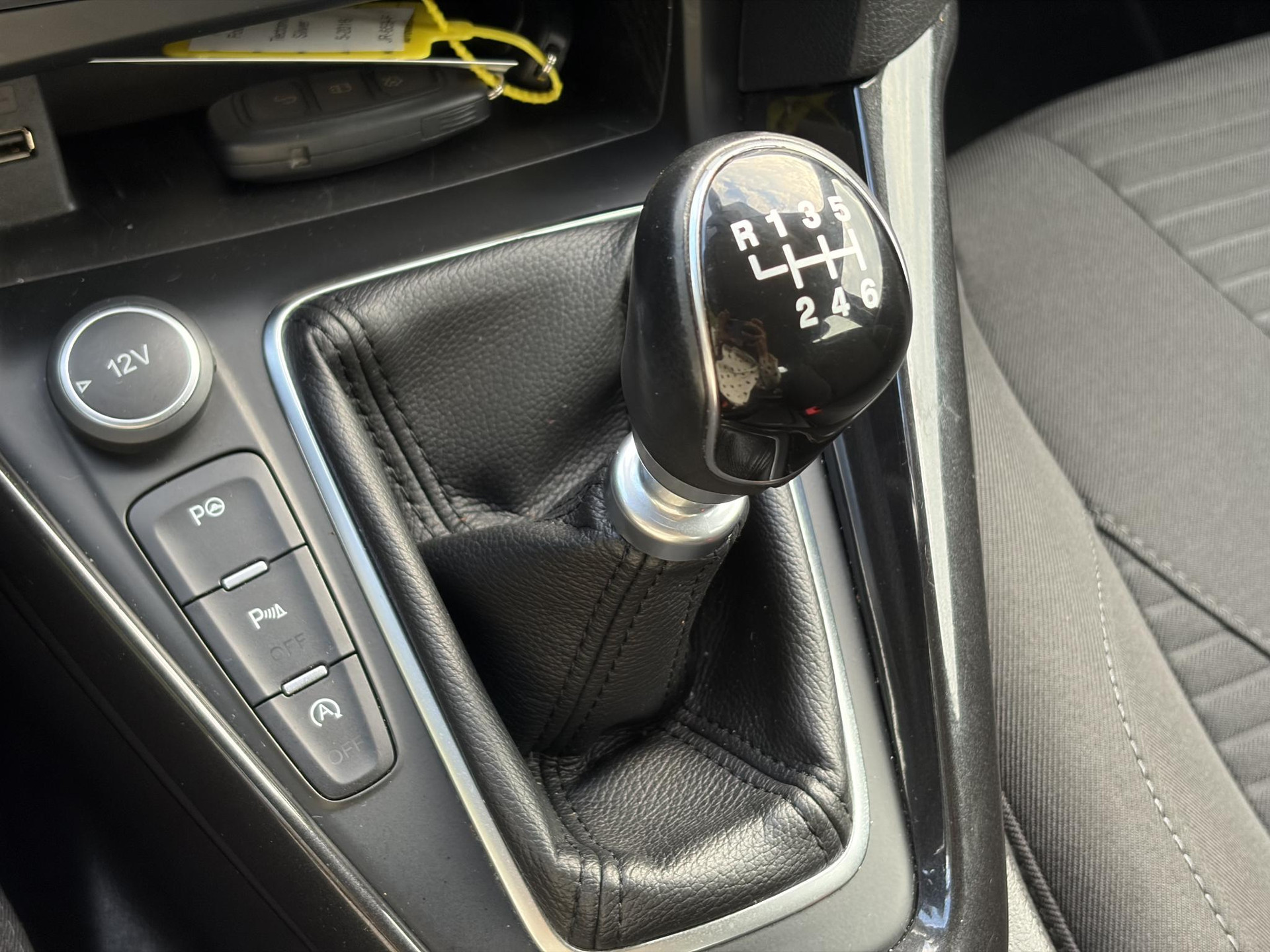 Ford Focus 1.0 Titanium   ✓125pk✓2e Eigenaar✓Navi✓Trekhaak✓6 Bak✓Clima✓Cruise✓Pdc V+A✓Net Beurt gehad✓17''Lm velgen✓N.A.P✓N.A.P✓Apk tot 09-2027