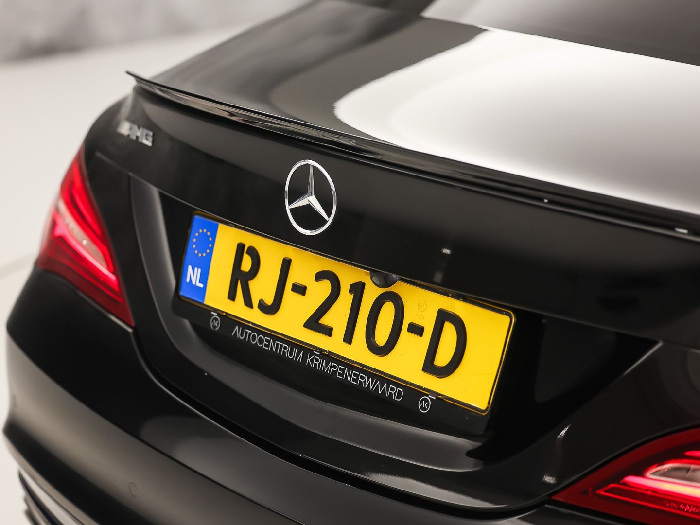 Mercedes-Benz CLA-Klasse 180 AMG Sport Automaat (PANORAMADAK, GROOT NAVI, BRUIN LEDER, CAMERA, STOELVERWARMING, SPORTSTOELEN, GETINT GLAS, DIAMOND GRILL, NIEUWE APK, NIEUWSTAAT)
